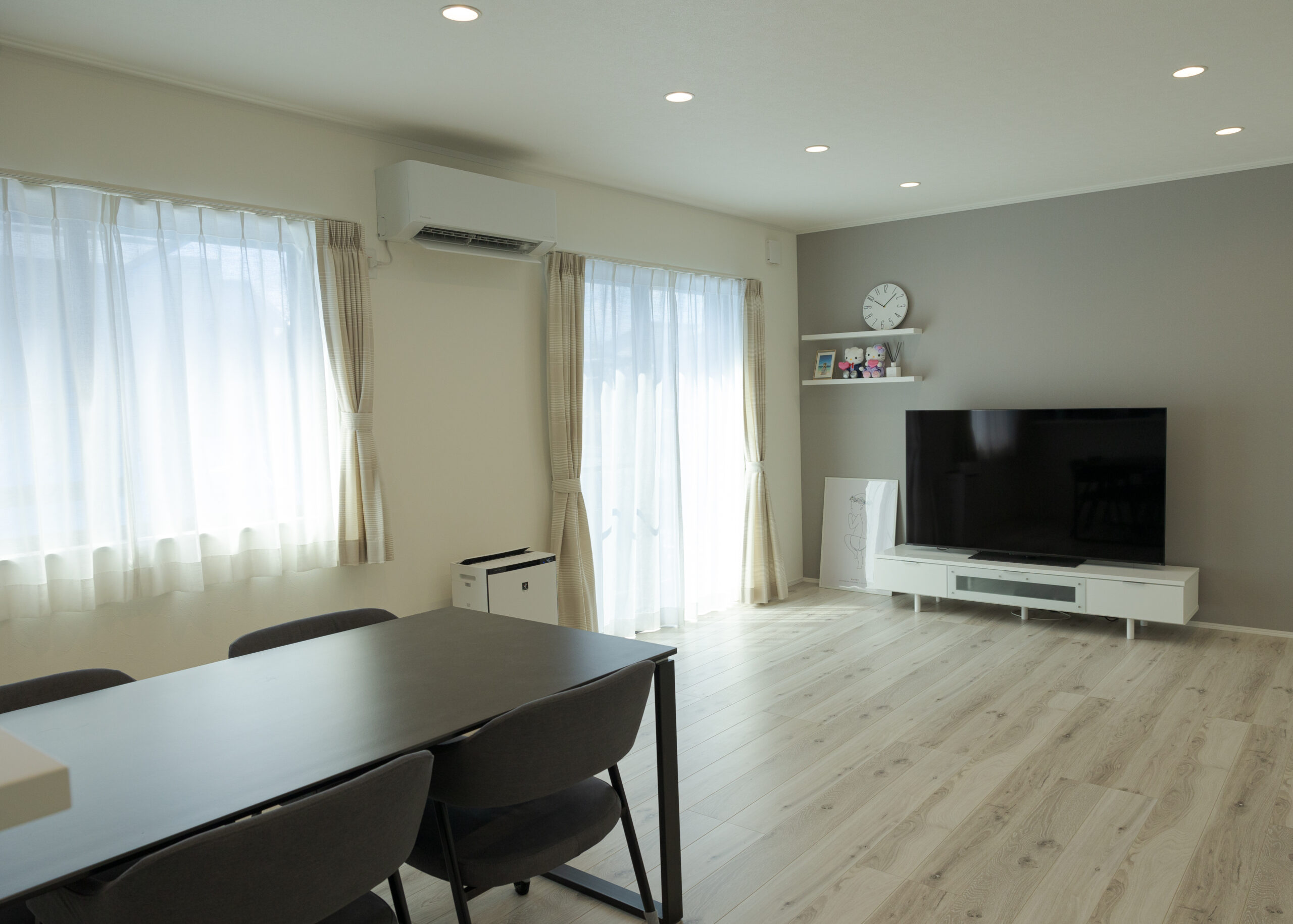 黒×木目が映える、落ち着いたカッコよさのあるおう