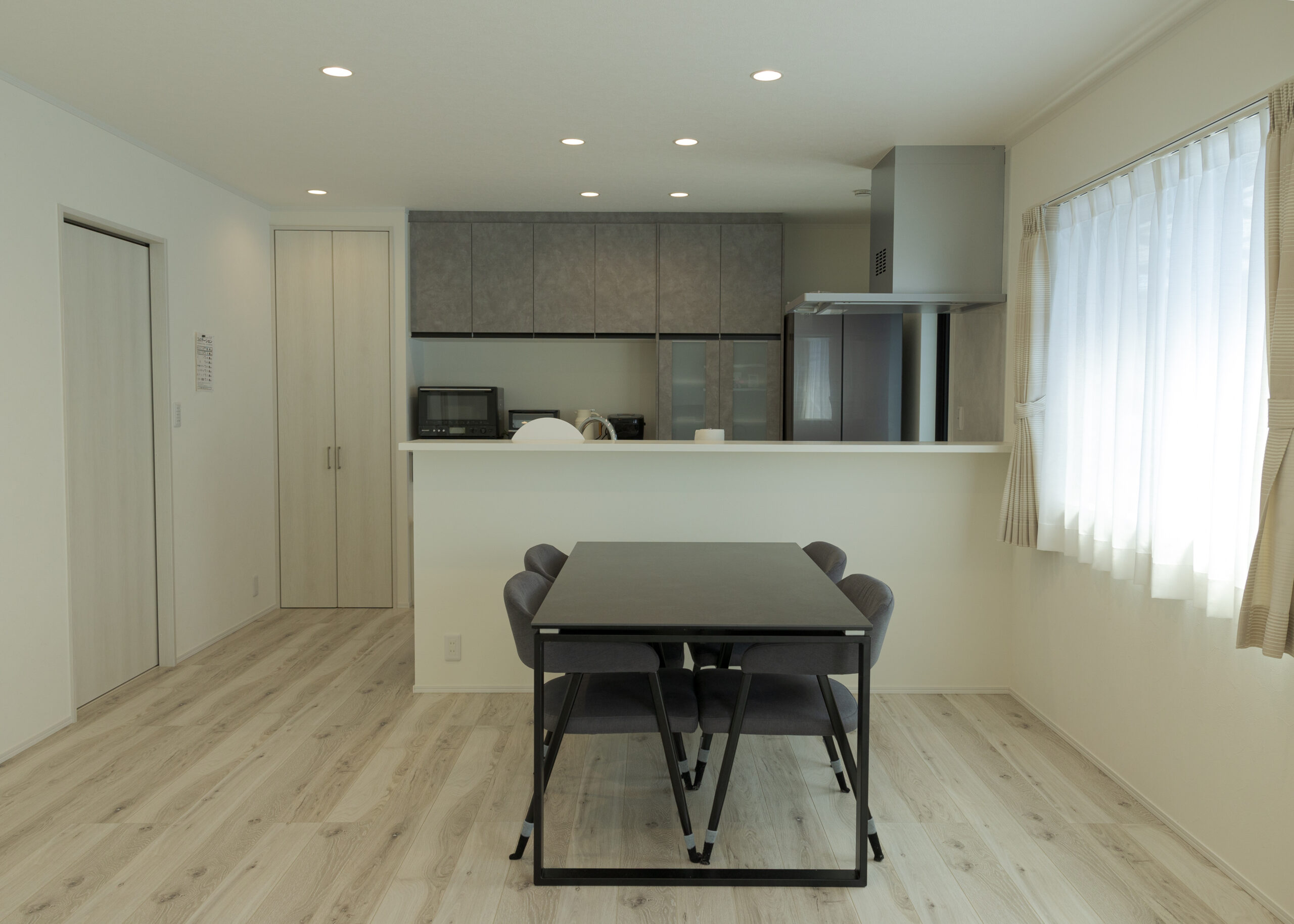 黒×木目が映える、落ち着いたカッコよさのあるおう