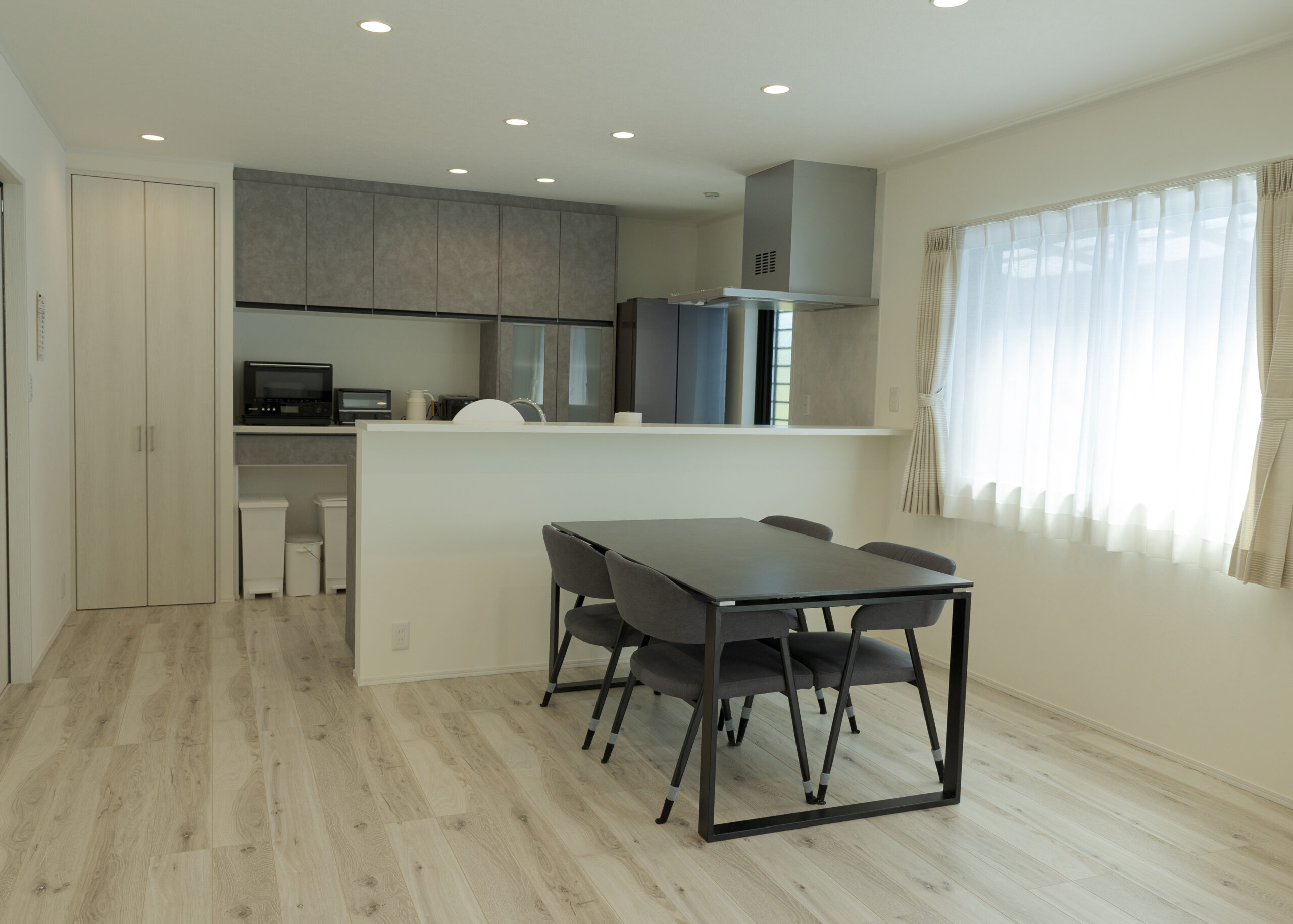 黒×木目が映える、落ち着いたカッコよさのあるおう