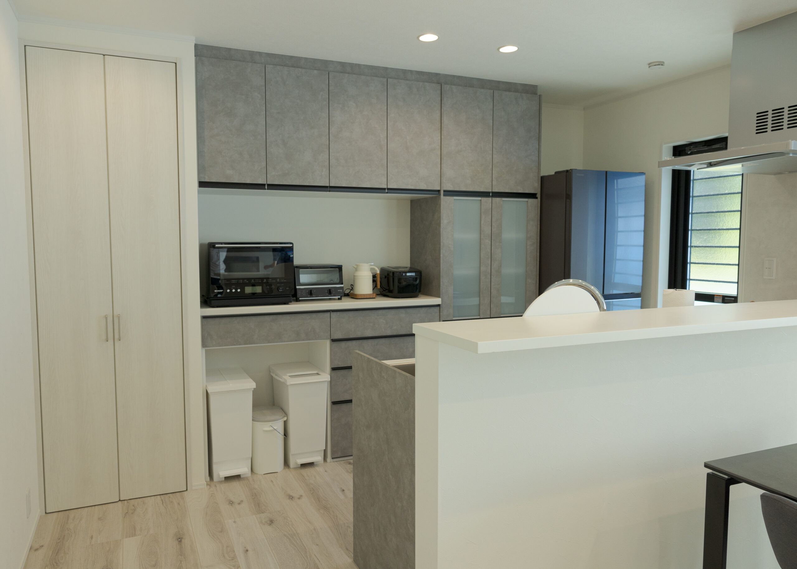 黒×木目が映える、落ち着いたカッコよさのあるおう