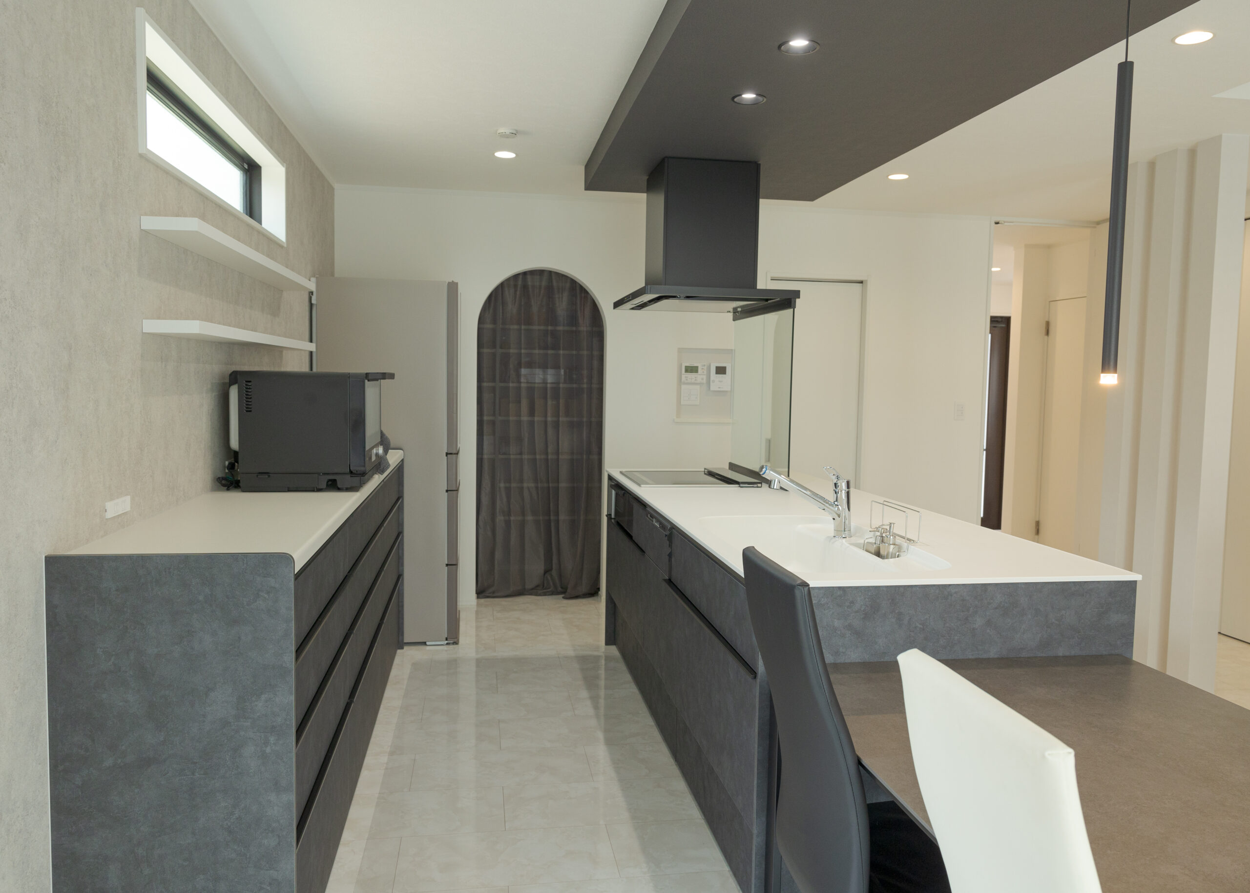 グレートーンでまとめた、洗練のホテルライク空間