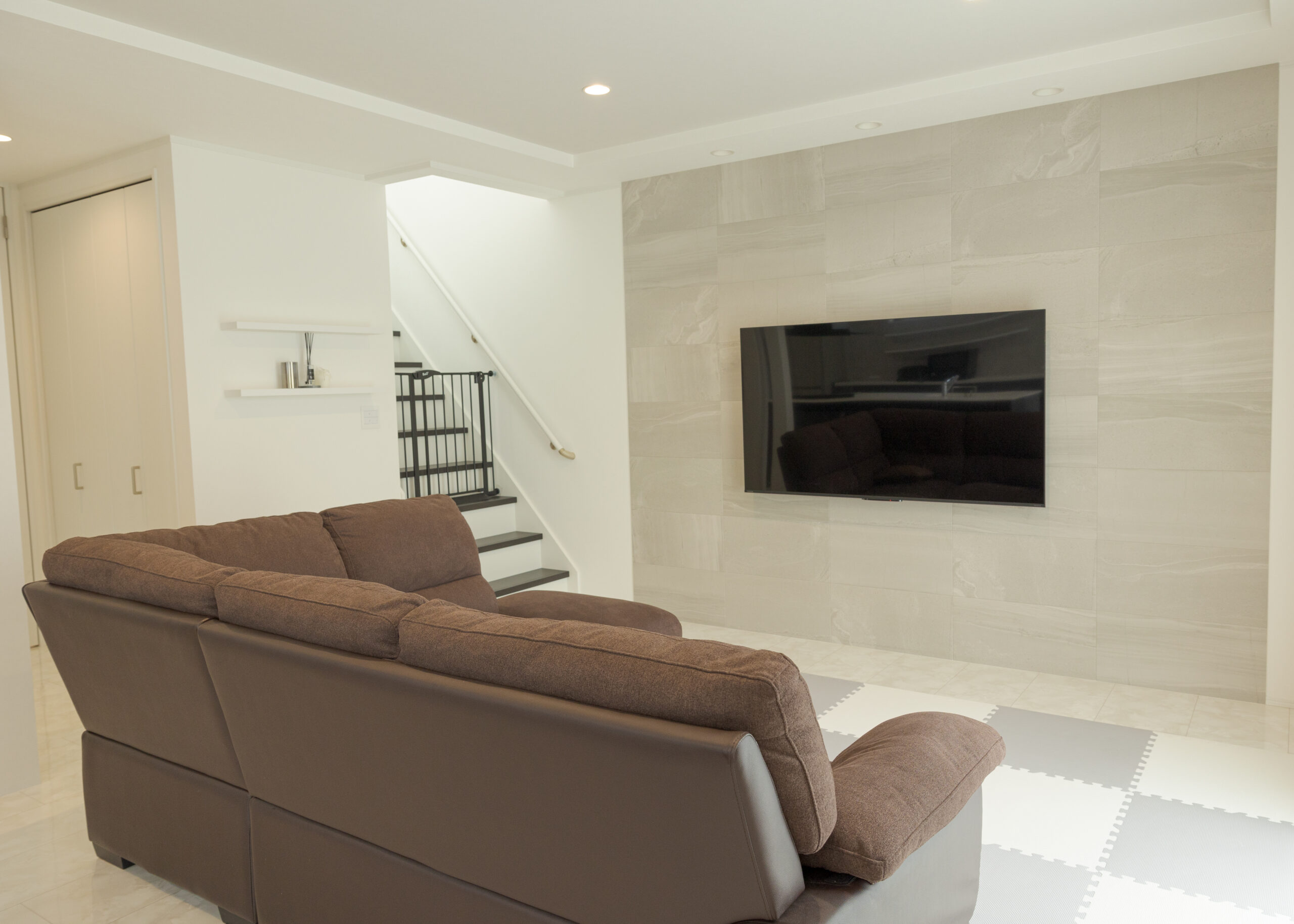 グレートーンでまとめた、洗練のホテルライク空間