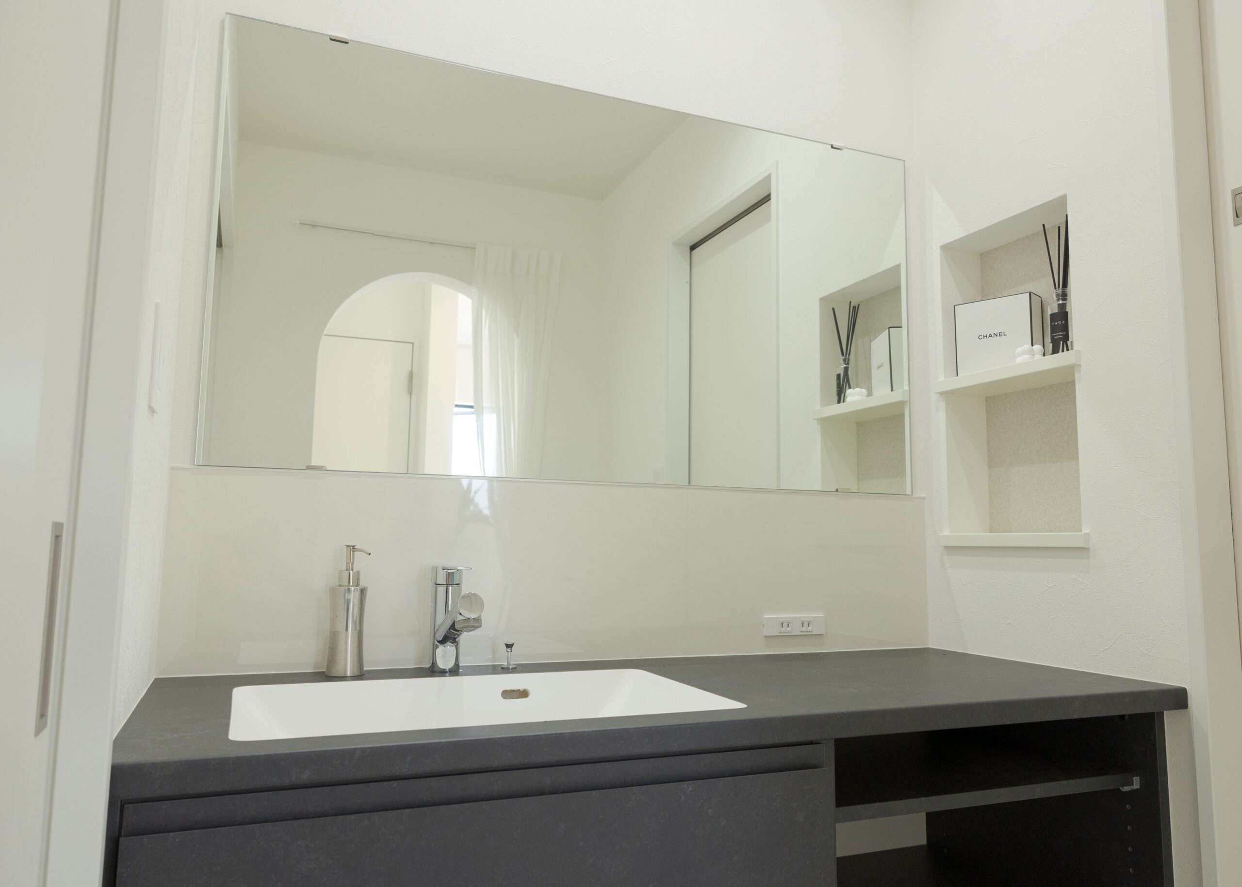 グレートーンでまとめた、洗練のホテルライク空間