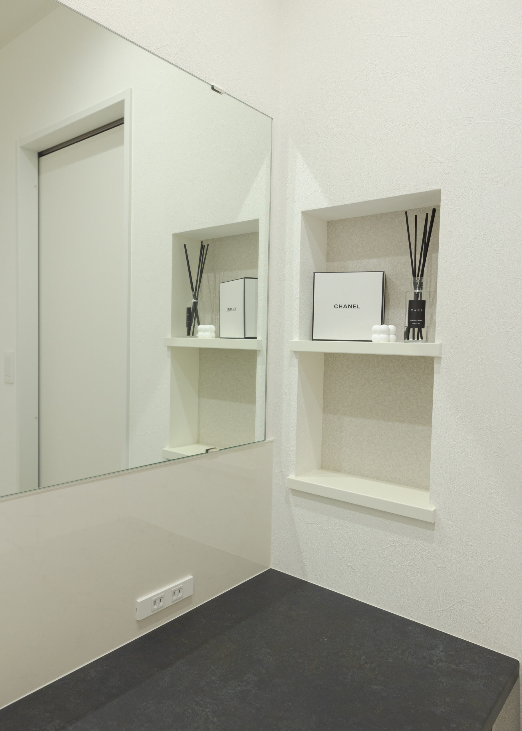 グレートーンでまとめた、洗練のホテルライク空間