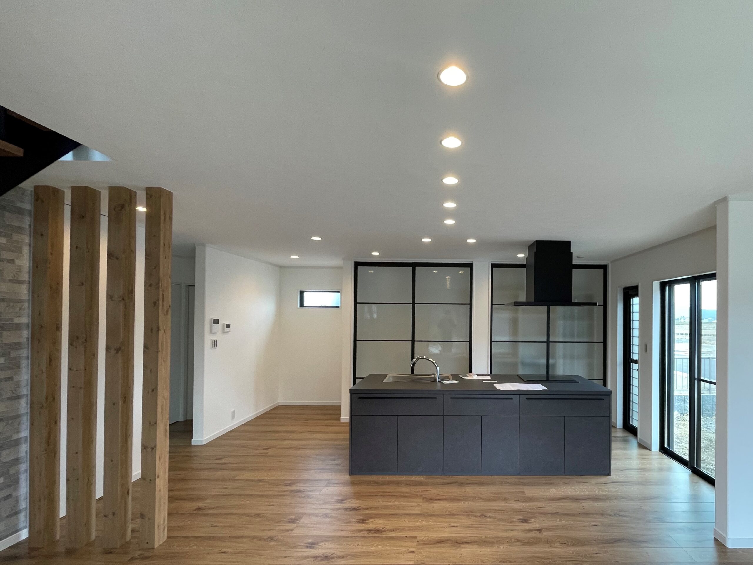 4本の柱がやさしく空間を仕切る、美しいデザインの家