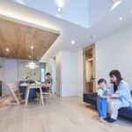 子どもの成長を支え家事・育児が 楽になる工夫満載の明るい家