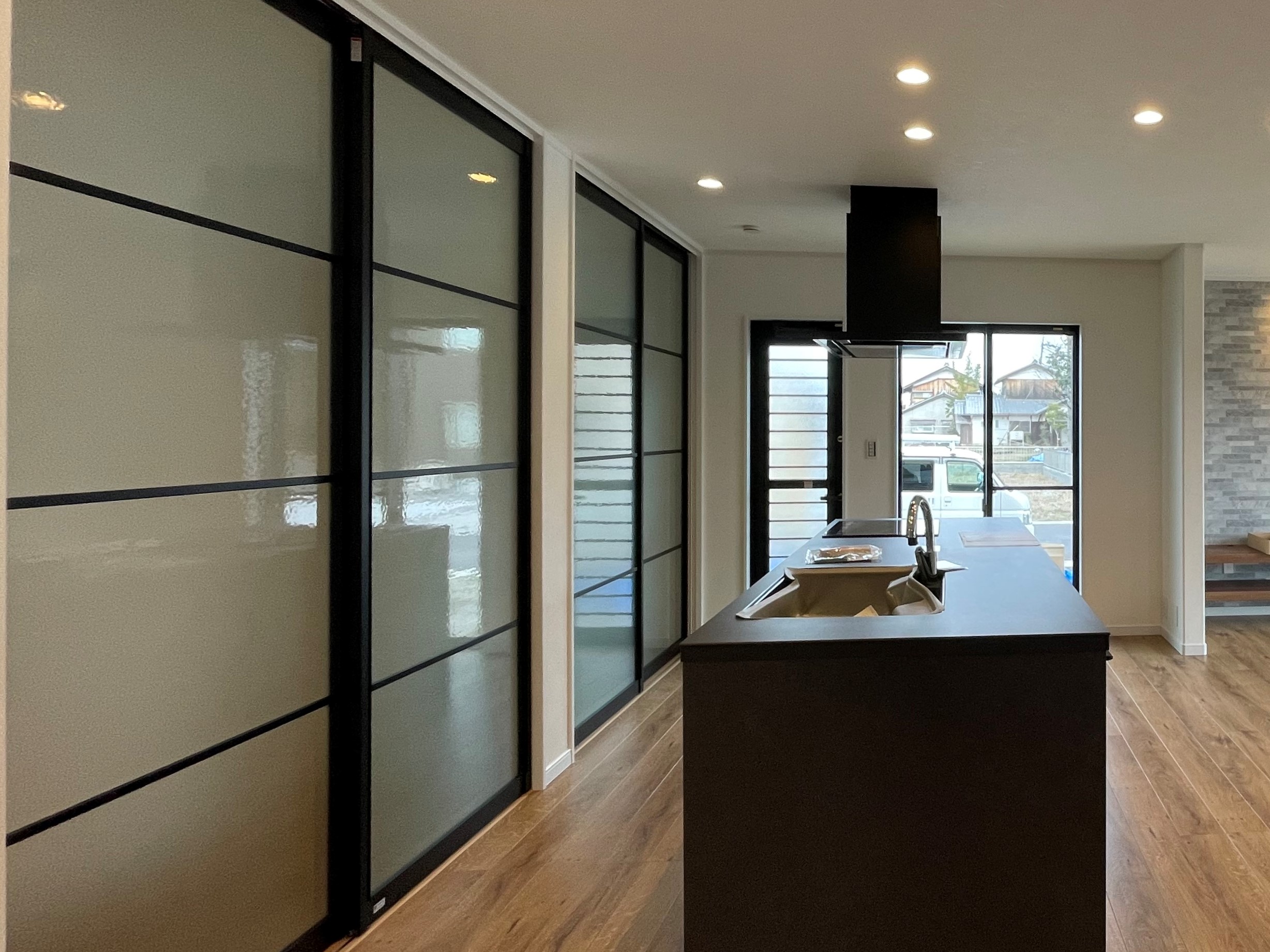 4本の柱がやさしく空間を仕切る、美しいデザインの家