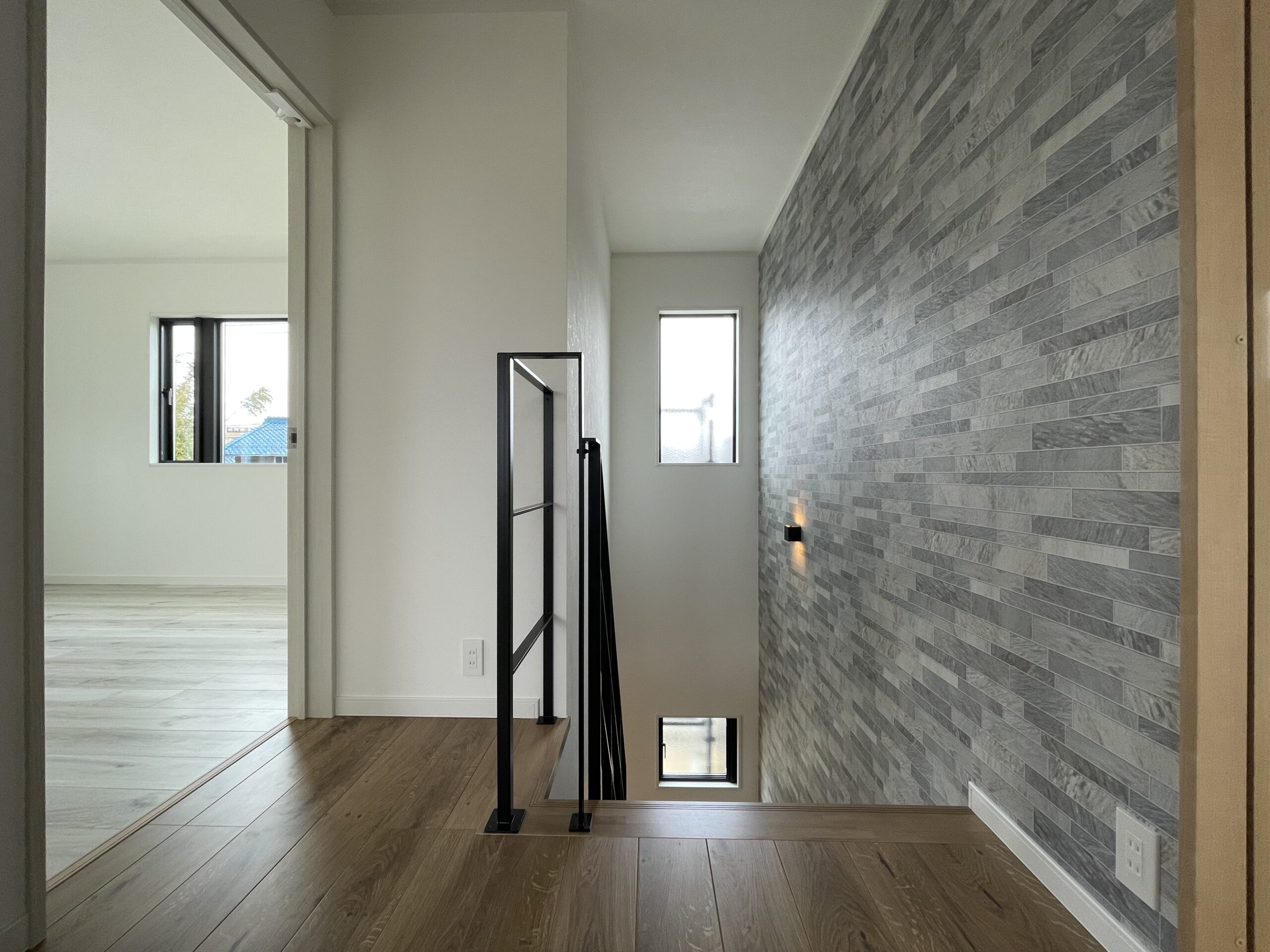 4本の柱がやさしく空間を仕切る、美しいデザインの家