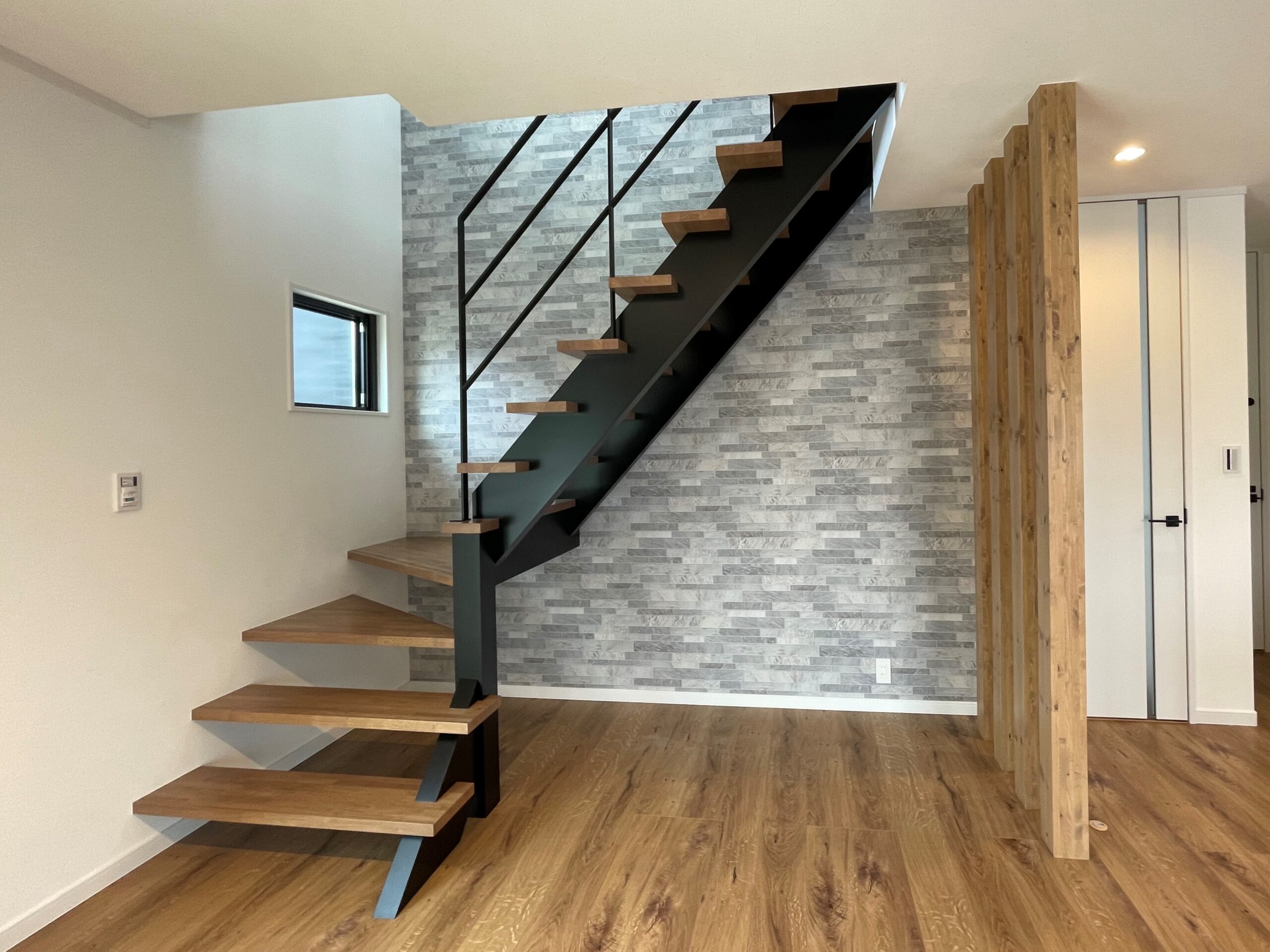 4本の柱がやさしく空間を仕切る、美しいデザインの家