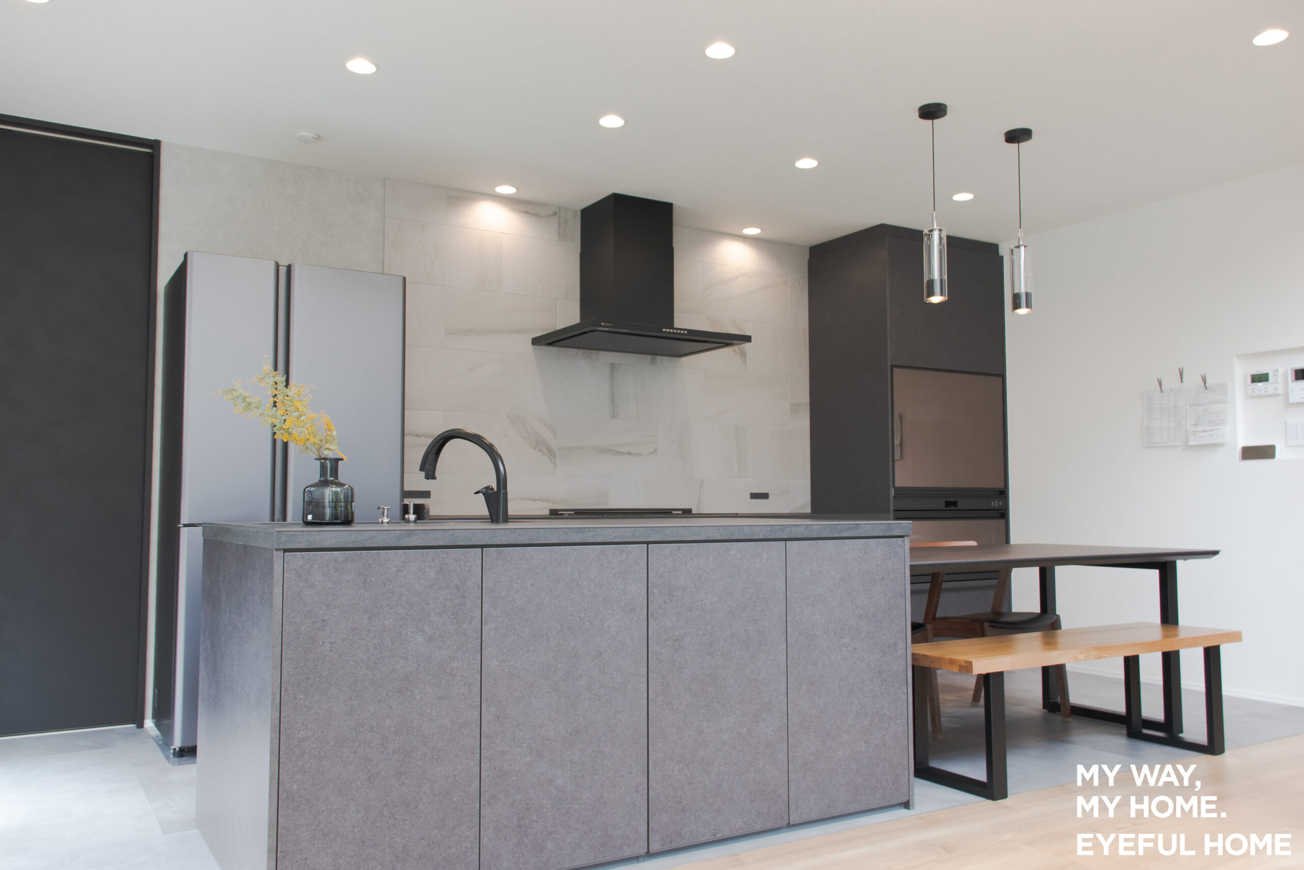 白×グレー×黒で魅せる、こだわりのモダンデザイン