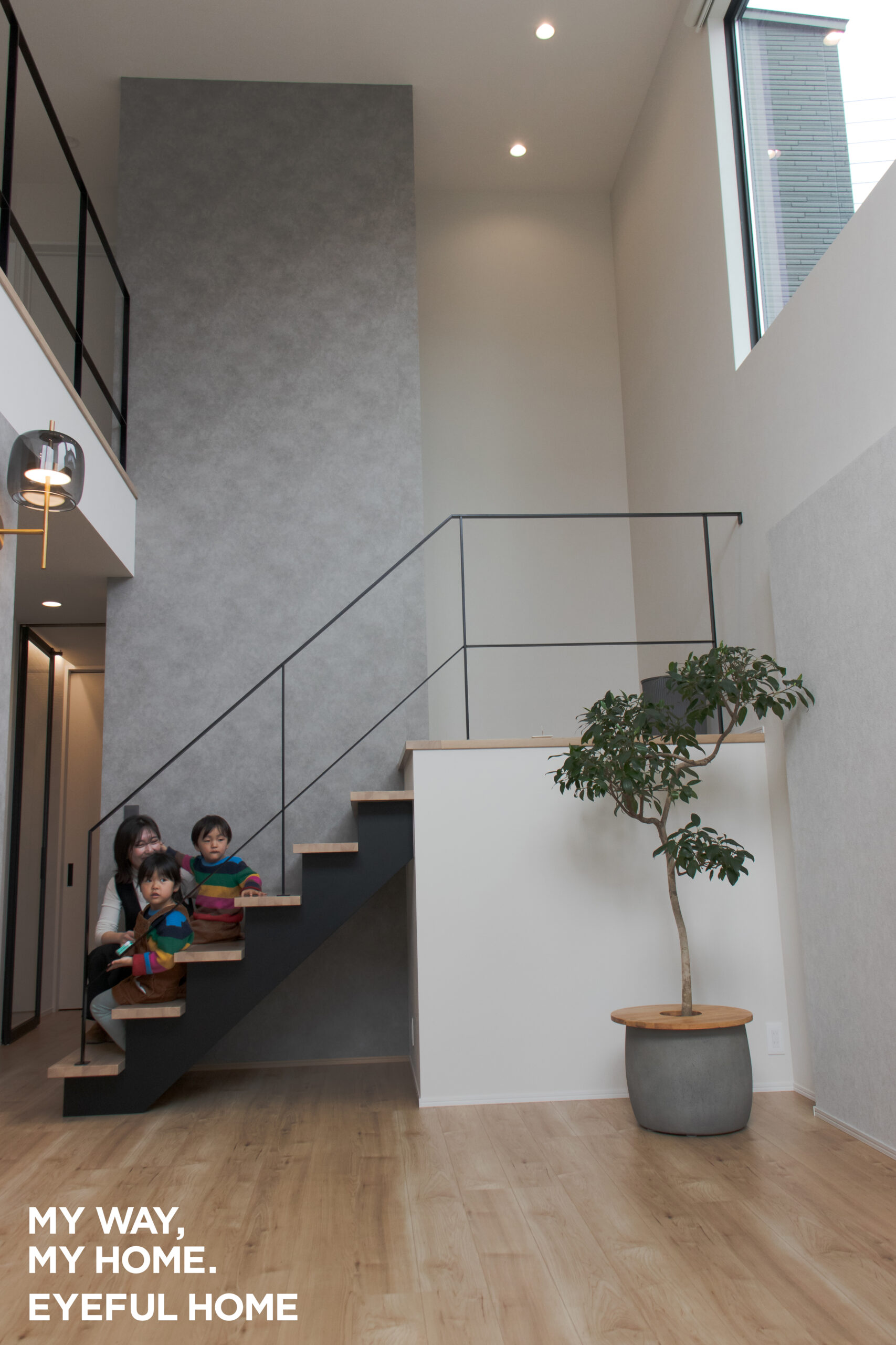 白×グレー×黒で魅せる、こだわりのモダンデザイン