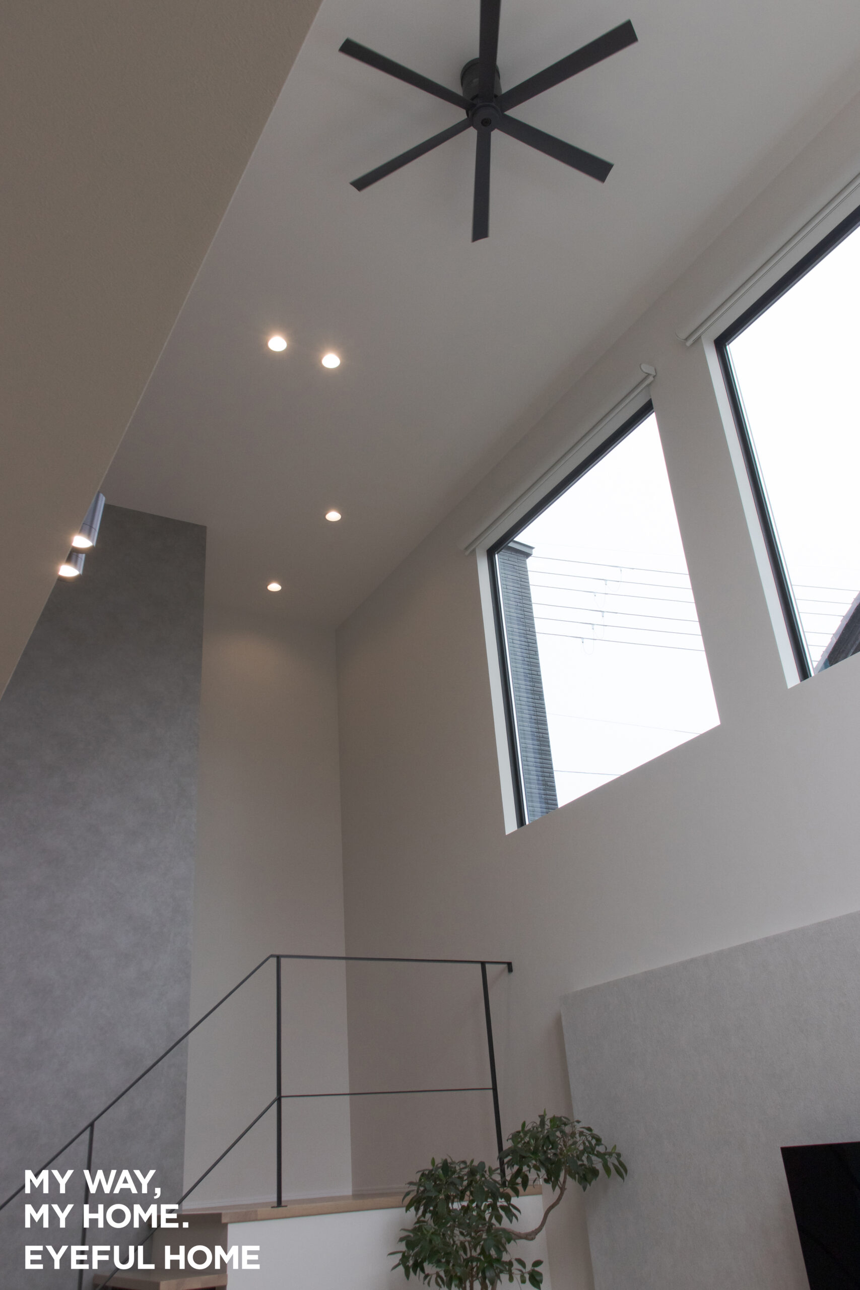 白×グレー×黒で魅せる、こだわりのモダンデザイン