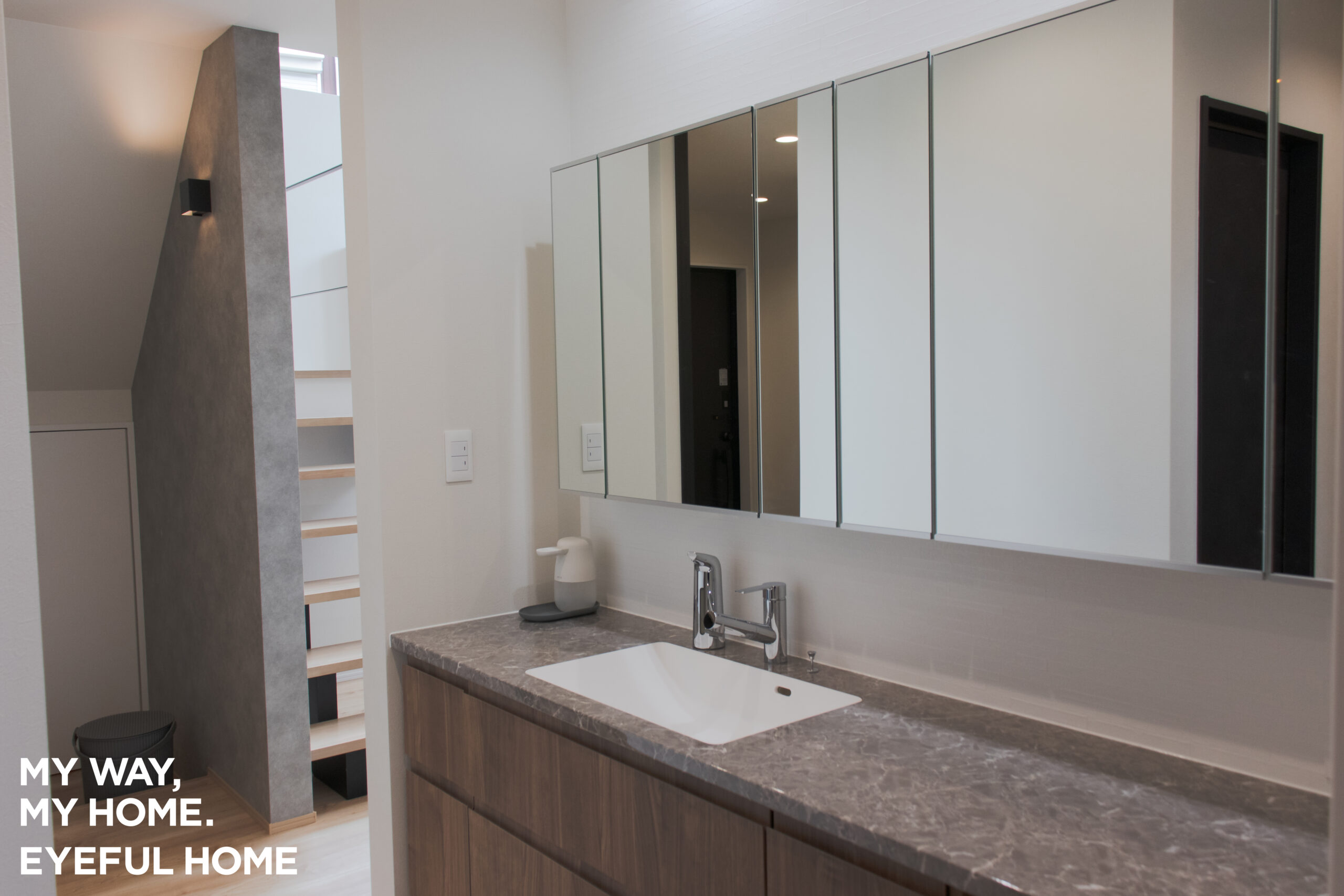 白×グレー×黒で魅せる、こだわりのモダンデザイン