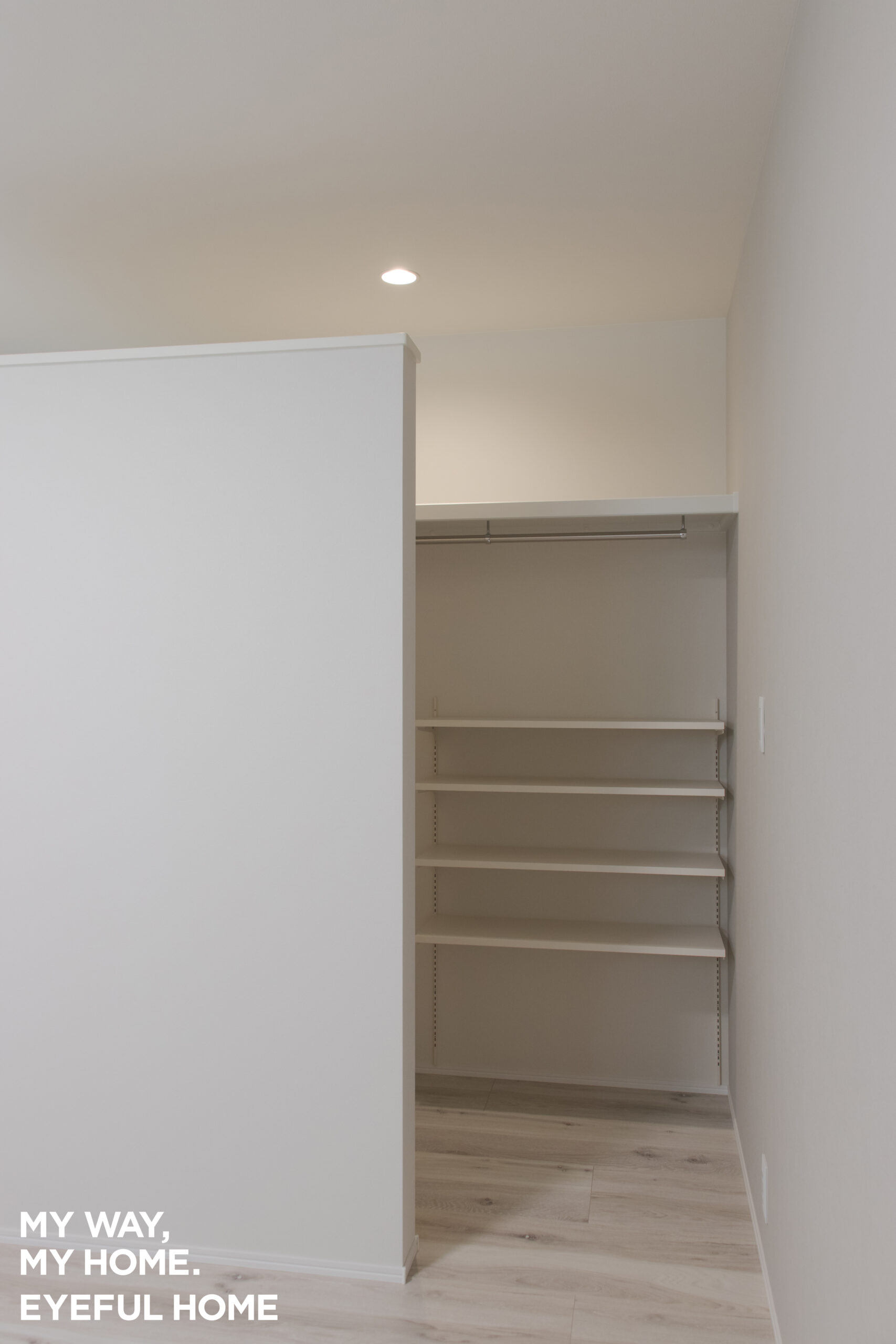 白×グレー×黒で魅せる、こだわりのモダンデザイン