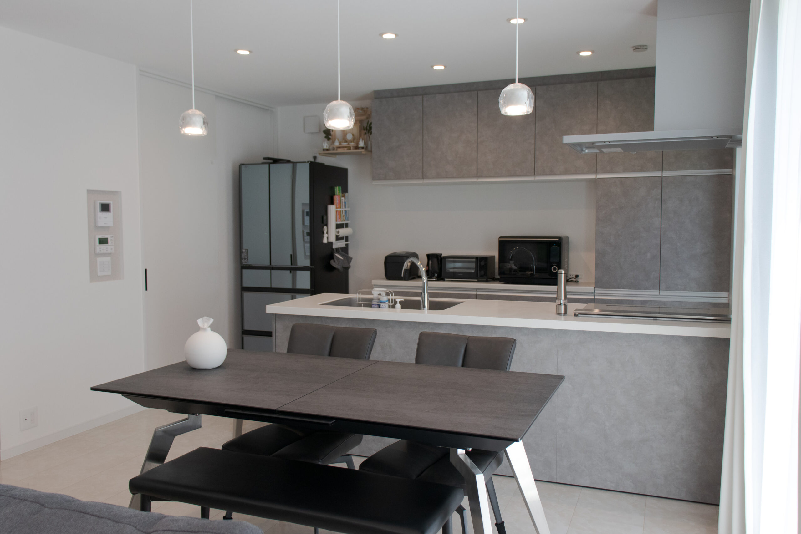 グレージュがやさしく包む、モノトーンの上品な住まい