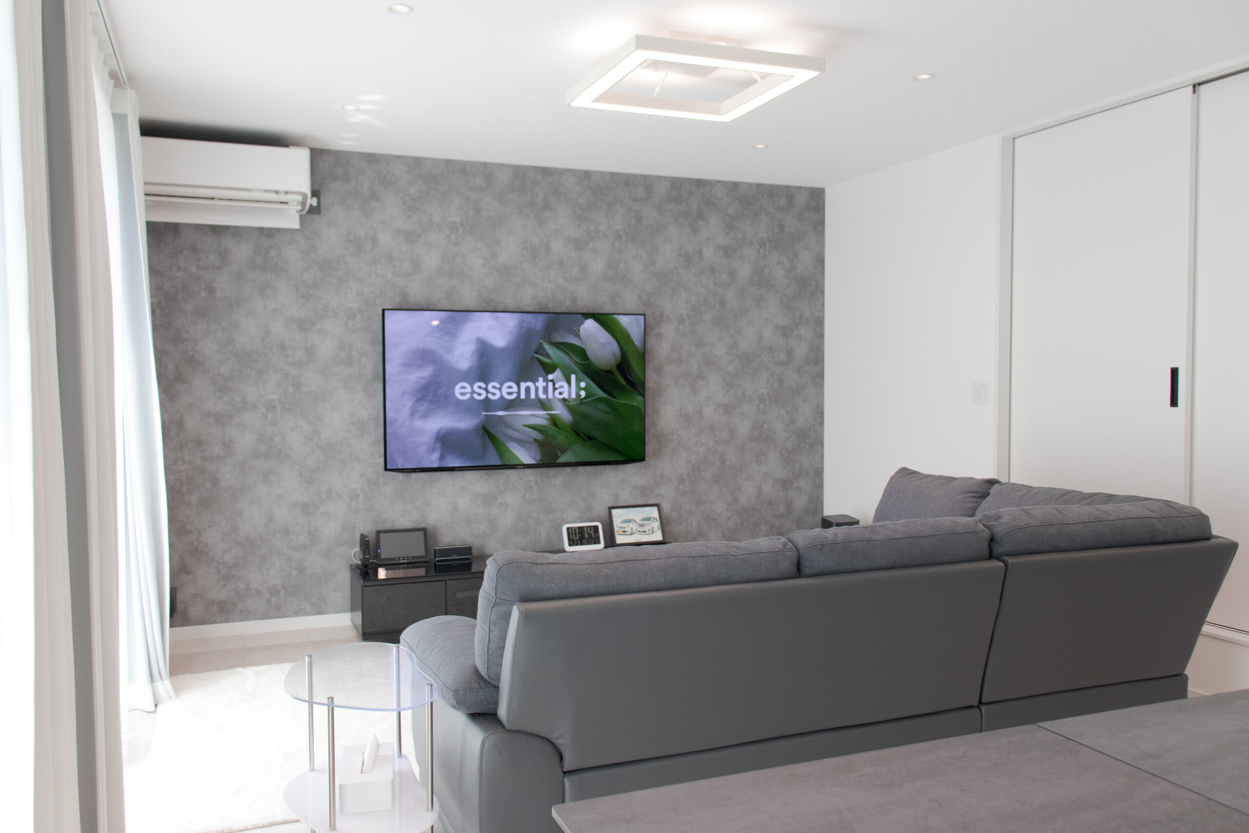 グレージュがやさしく包む、モノトーンの上品な住まい