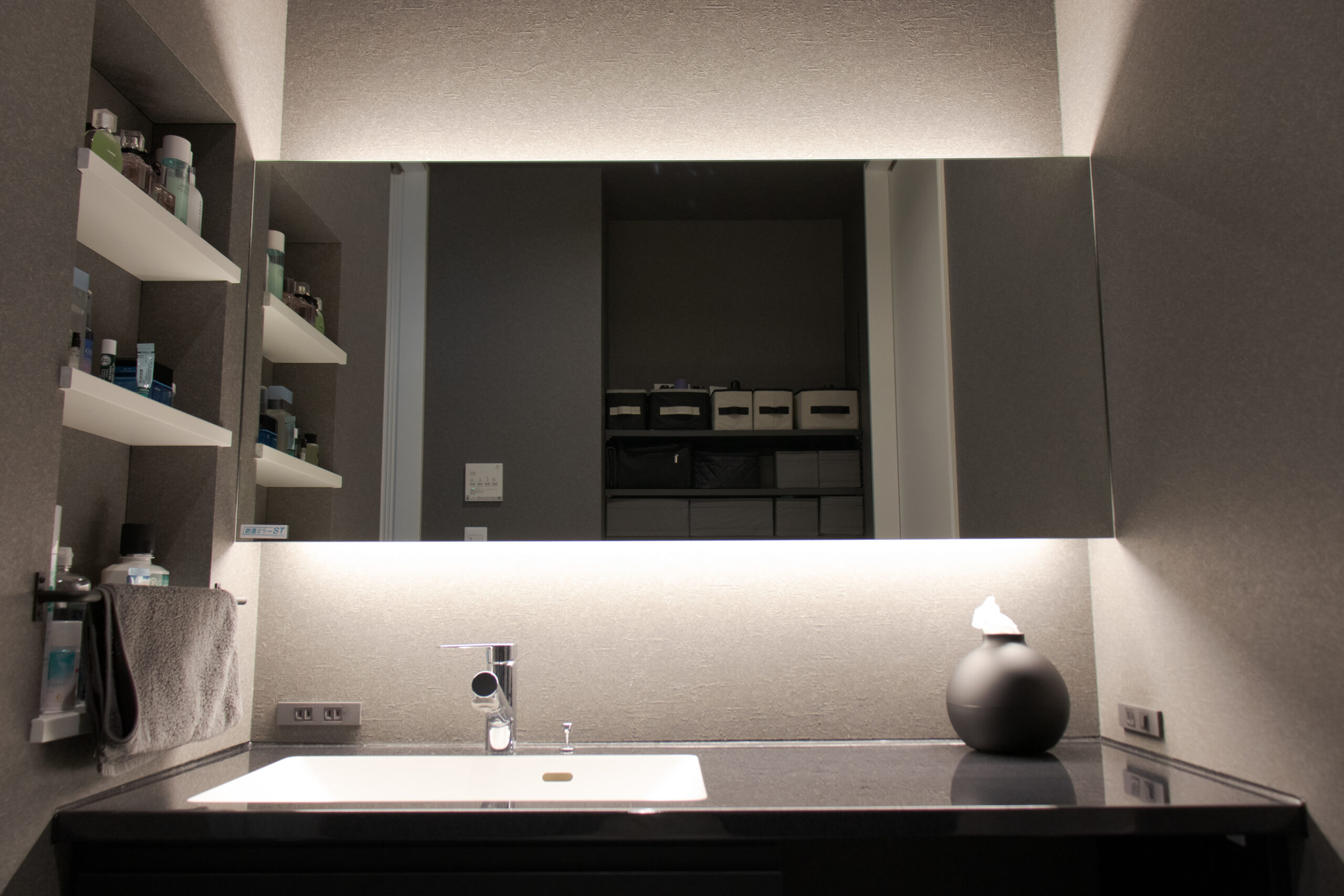 グレージュがやさしく包む、モノトーンの上品な住まい