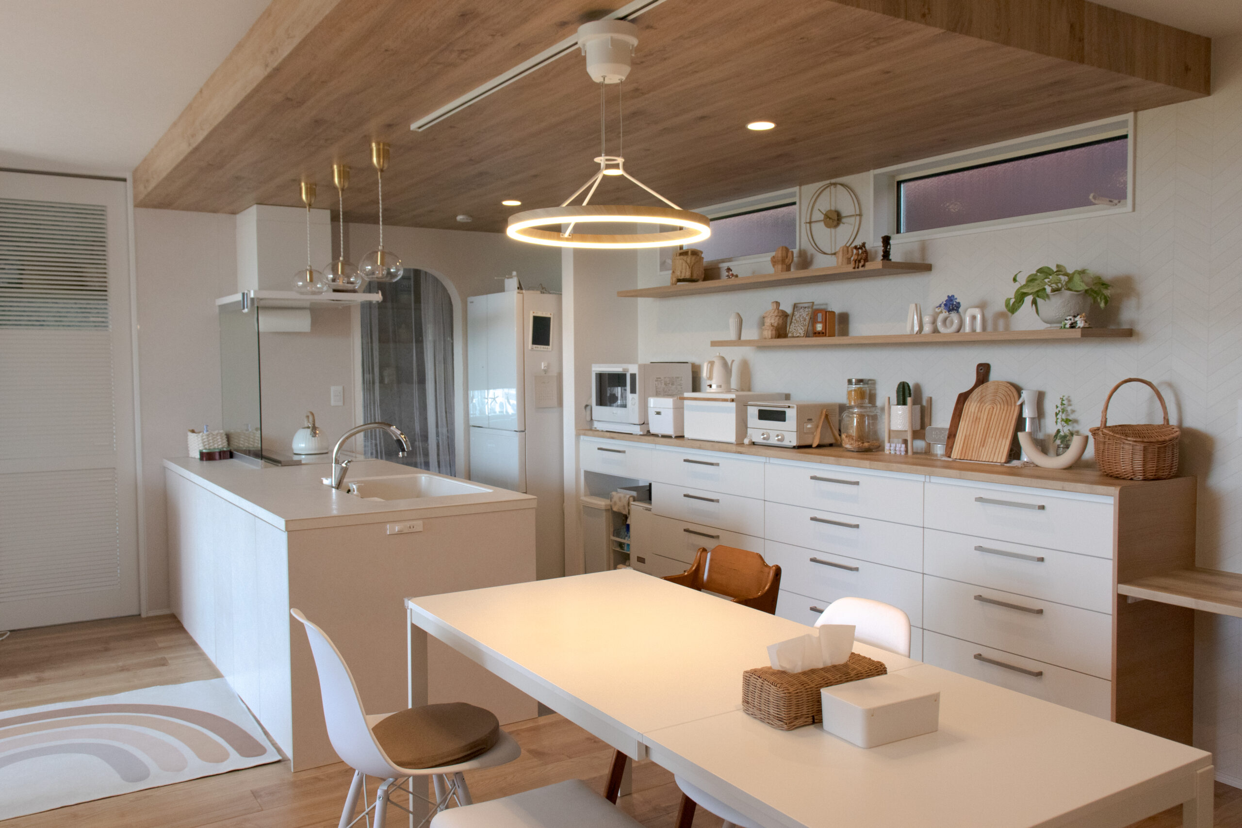 白×木目が織りなす、やさしく洗練されたデザイン住宅