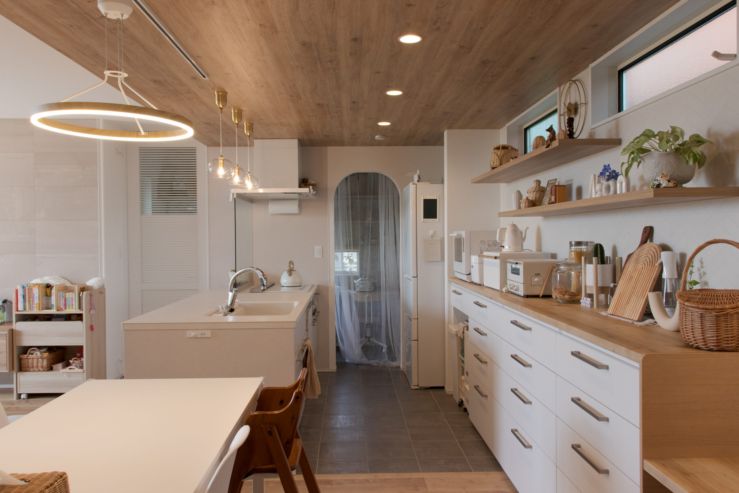 白×木目が織りなす、やさしく洗練されたデザイン住宅