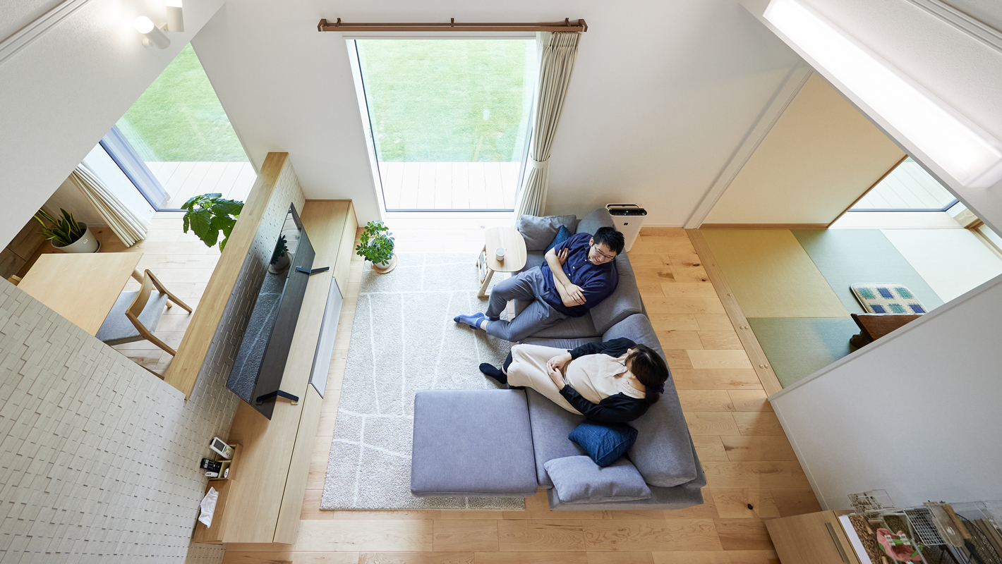 大きな庭と吹き抜けが心地いい 和モダンの家