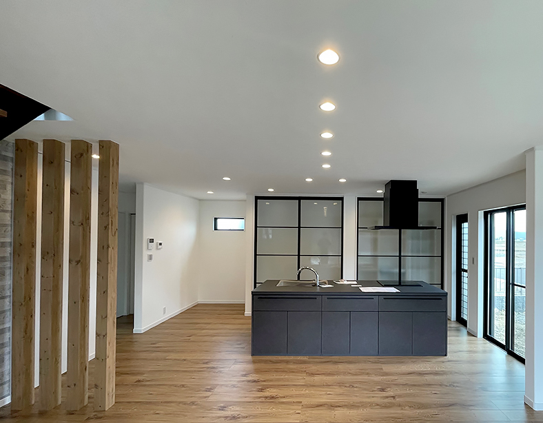 クールさと温かみを兼ね備えた大空間リビングのある家