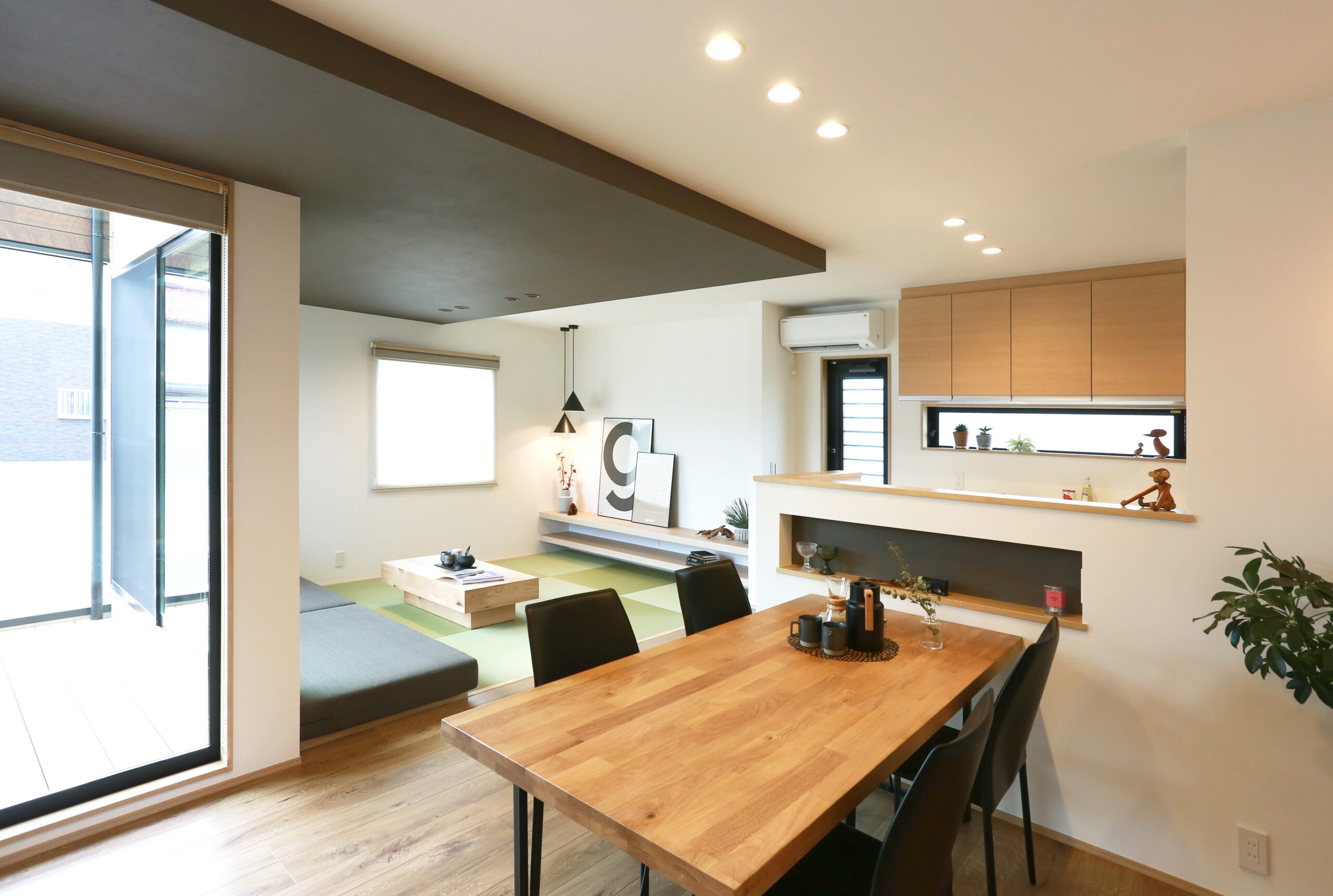 四角い箱に包まれた、ベージュのやさしい住まい