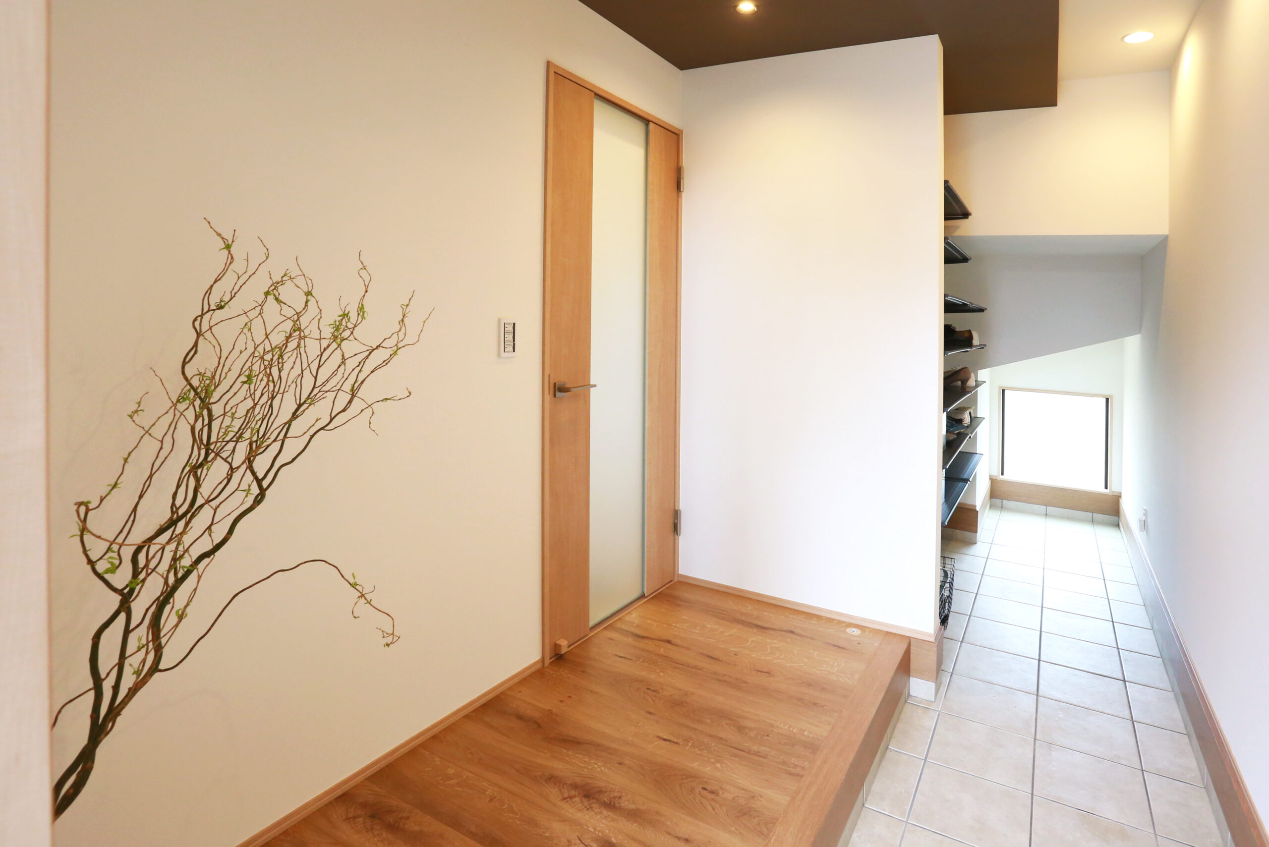 四角い箱に包まれた、ベージュのやさしい住まい