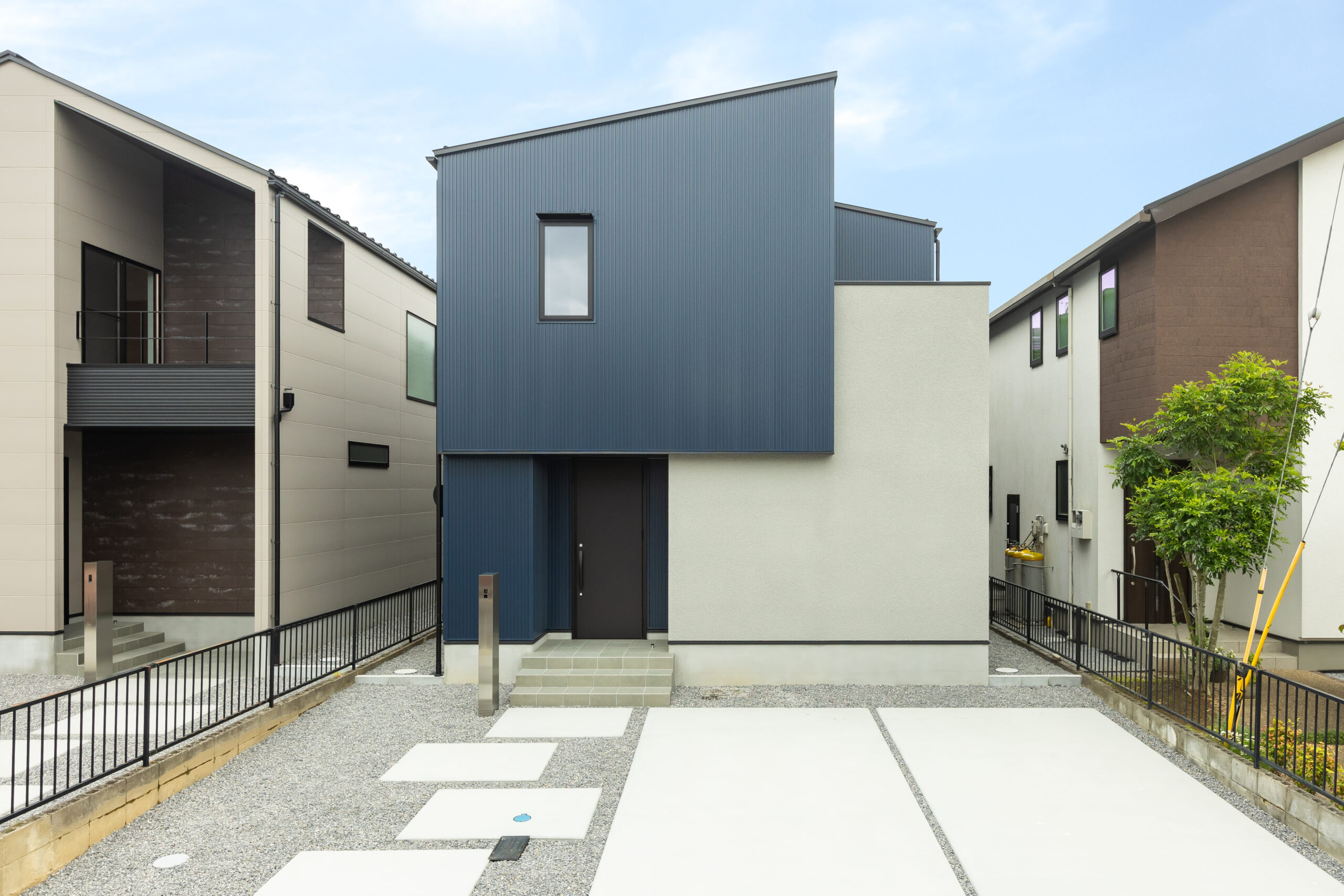 青と白が映える、ナチュラルモダンな家。