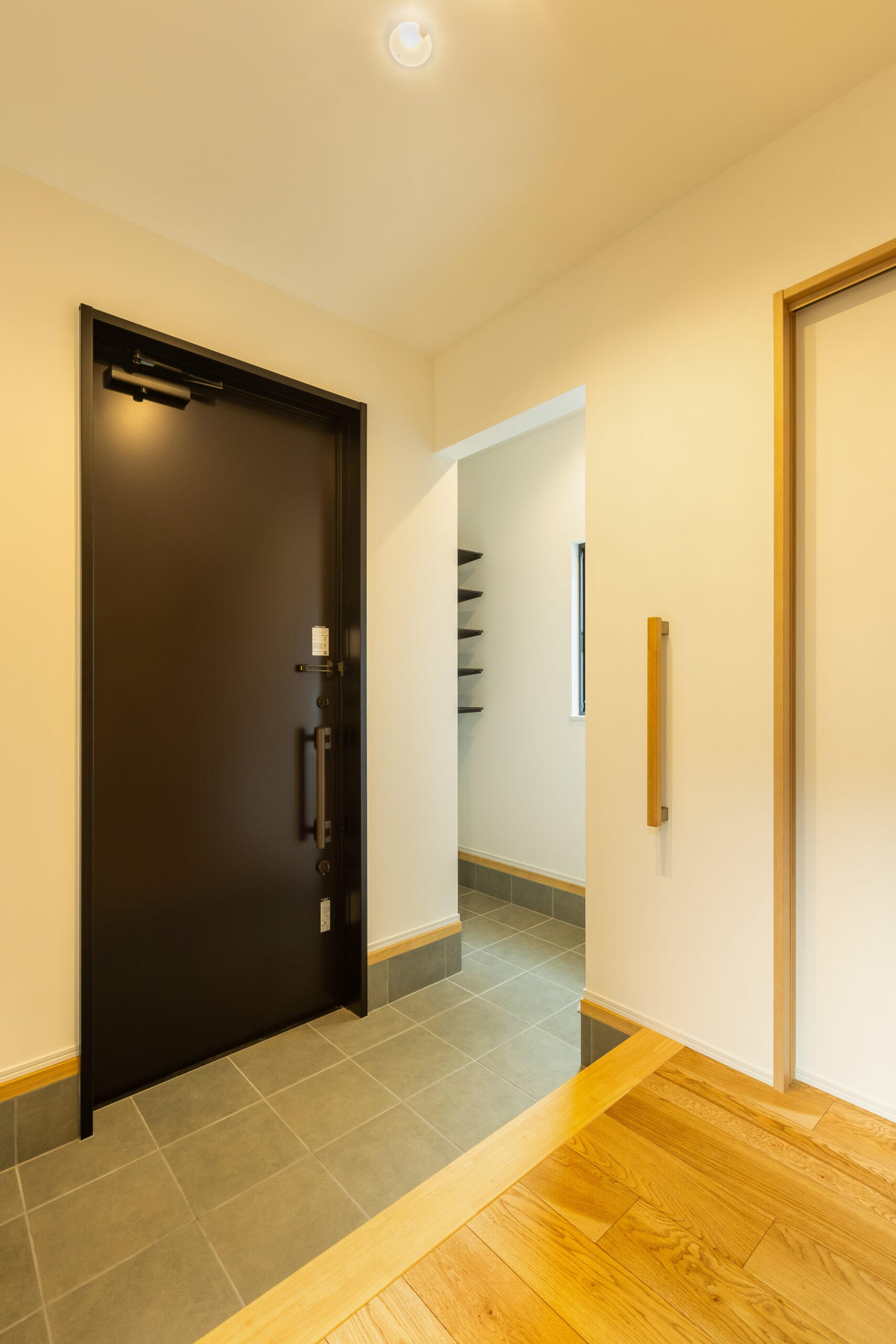 青と白が映える、ナチュラルモダンな家。