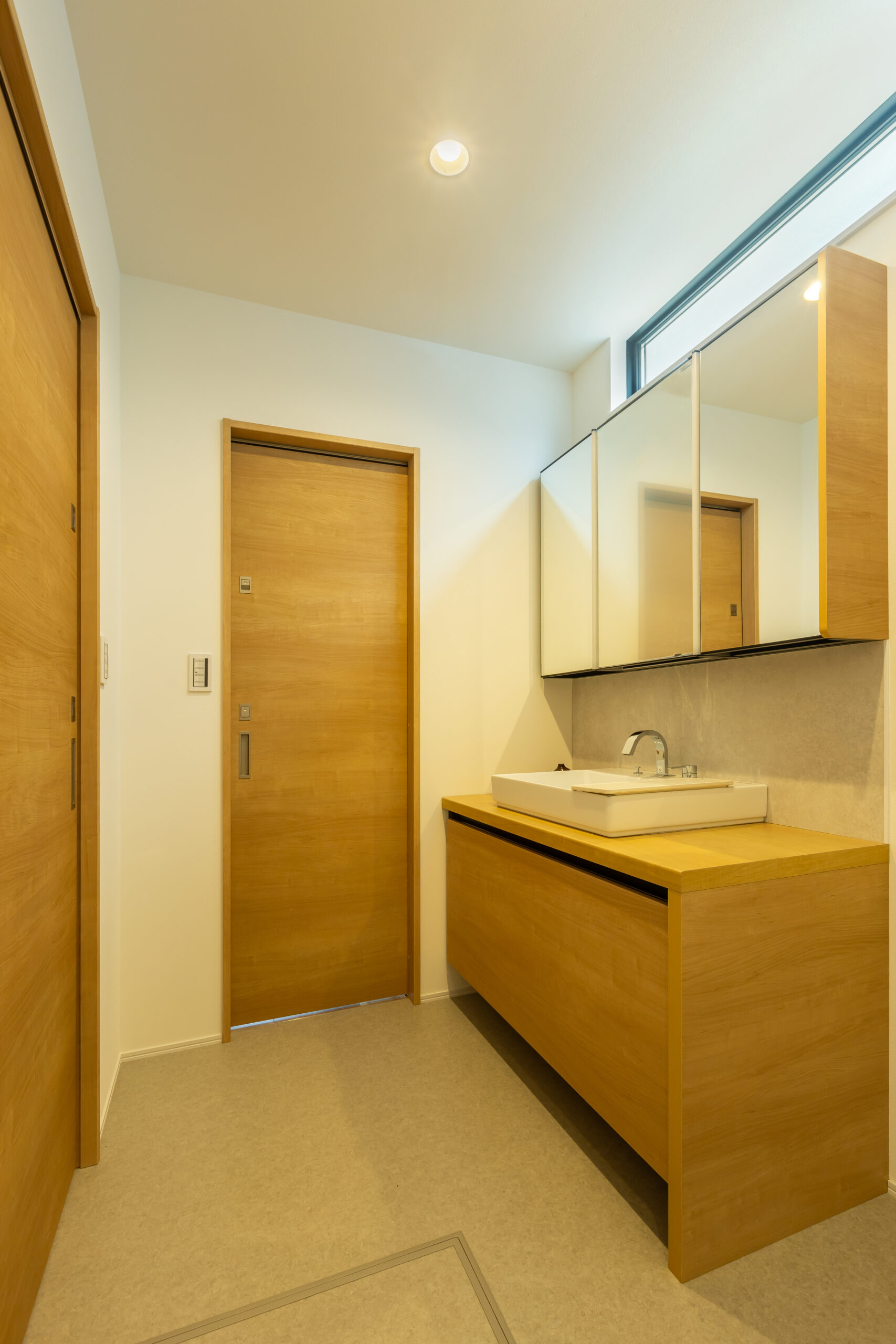 青と白が映える、ナチュラルモダンな家。