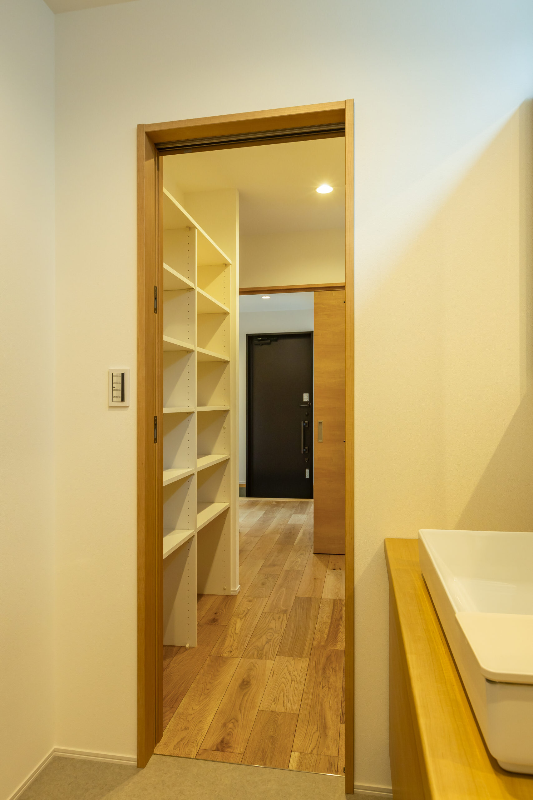 青と白が映える、ナチュラルモダンな家。