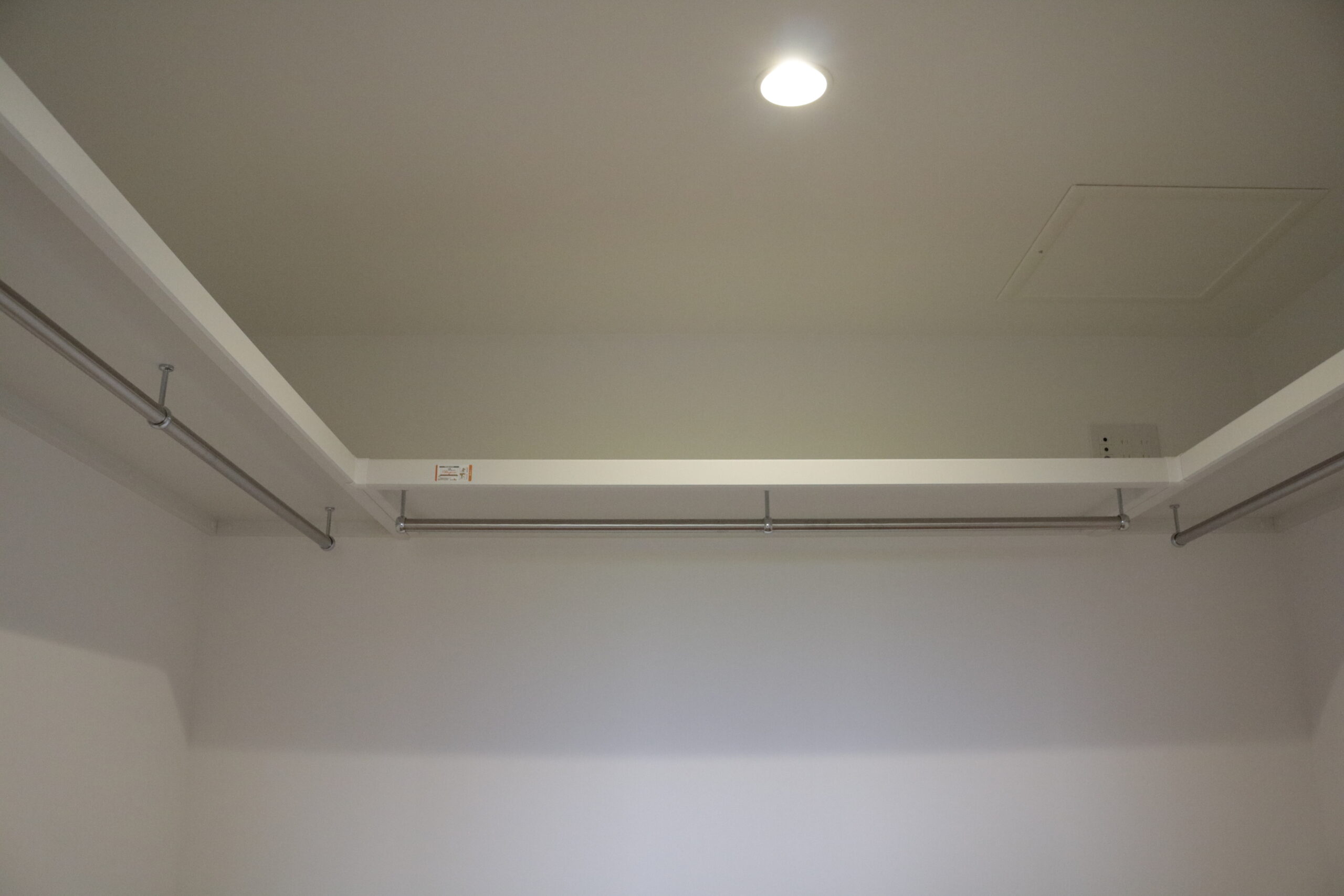 グレーの統一感が美しく、“プライバシーと心地よさ”を両立した住まい