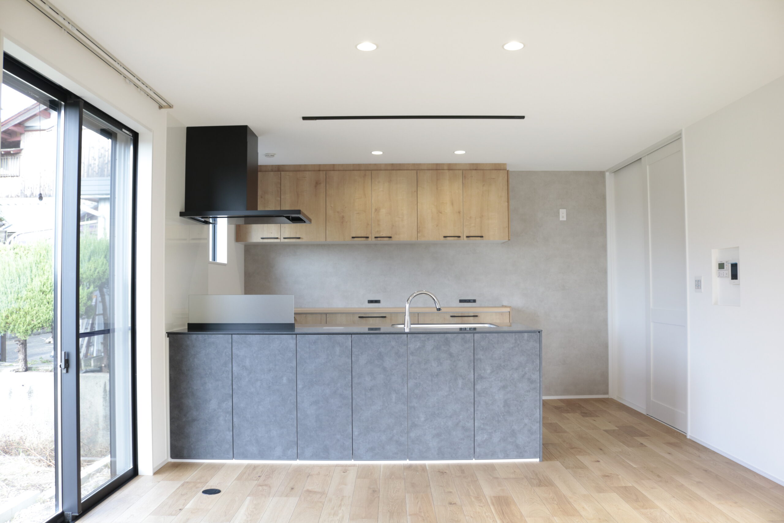 グレーの統一感が美しく、“プライバシーと心地よさ”を両立した住まい