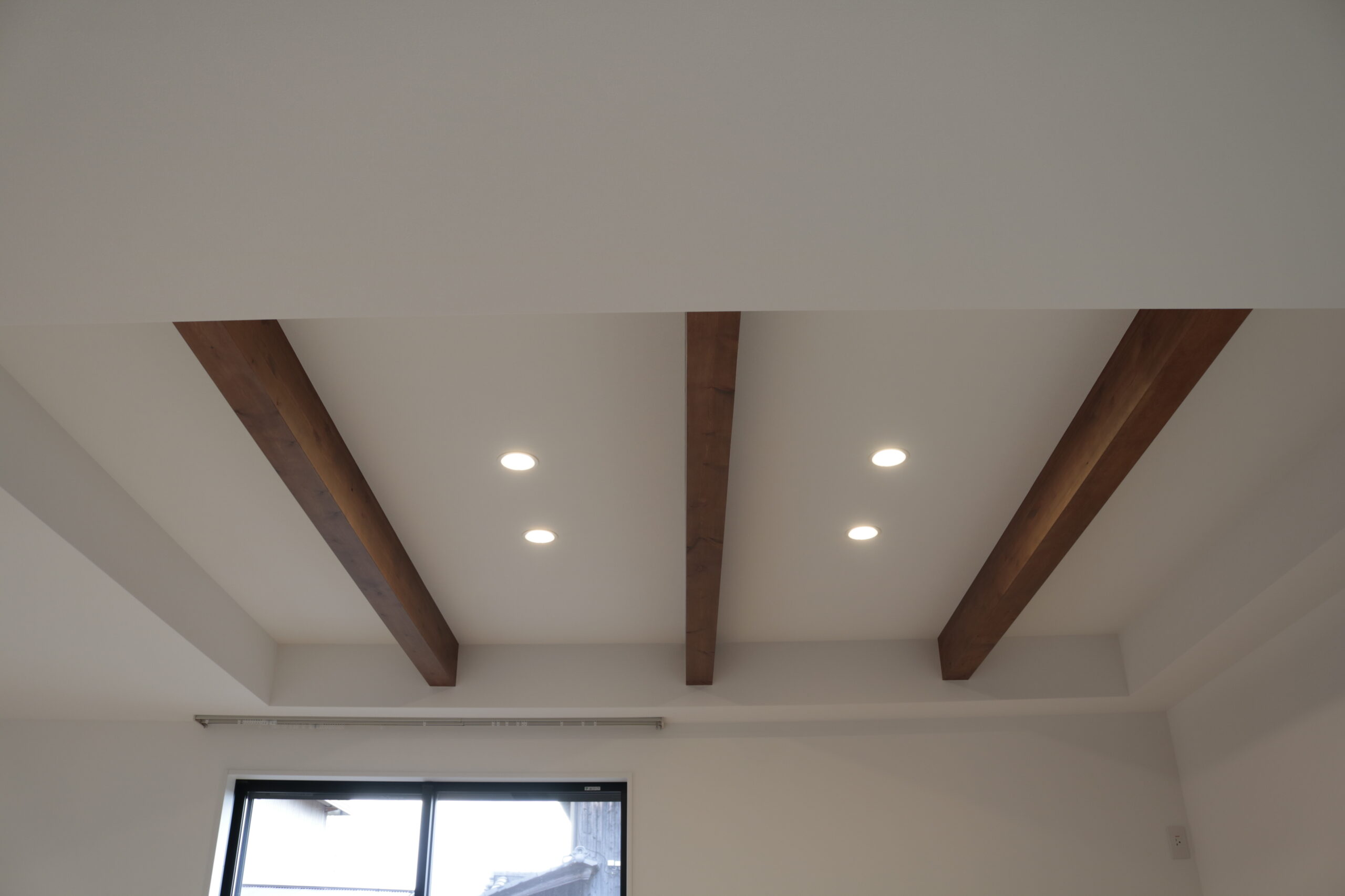 グレーの統一感が美しく、“プライバシーと心地よさ”を両立した住まい