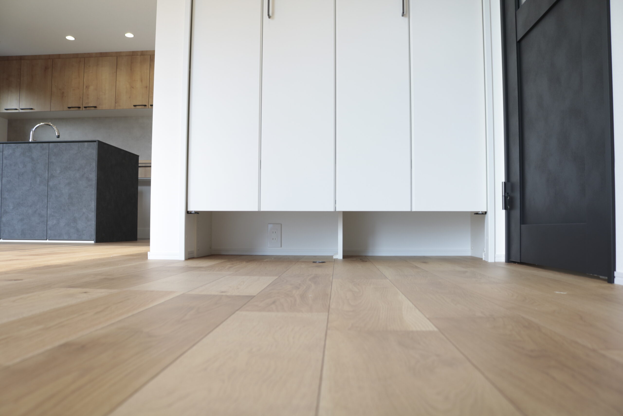 グレーの統一感が美しく、“プライバシーと心地よさ”を両立した住まい