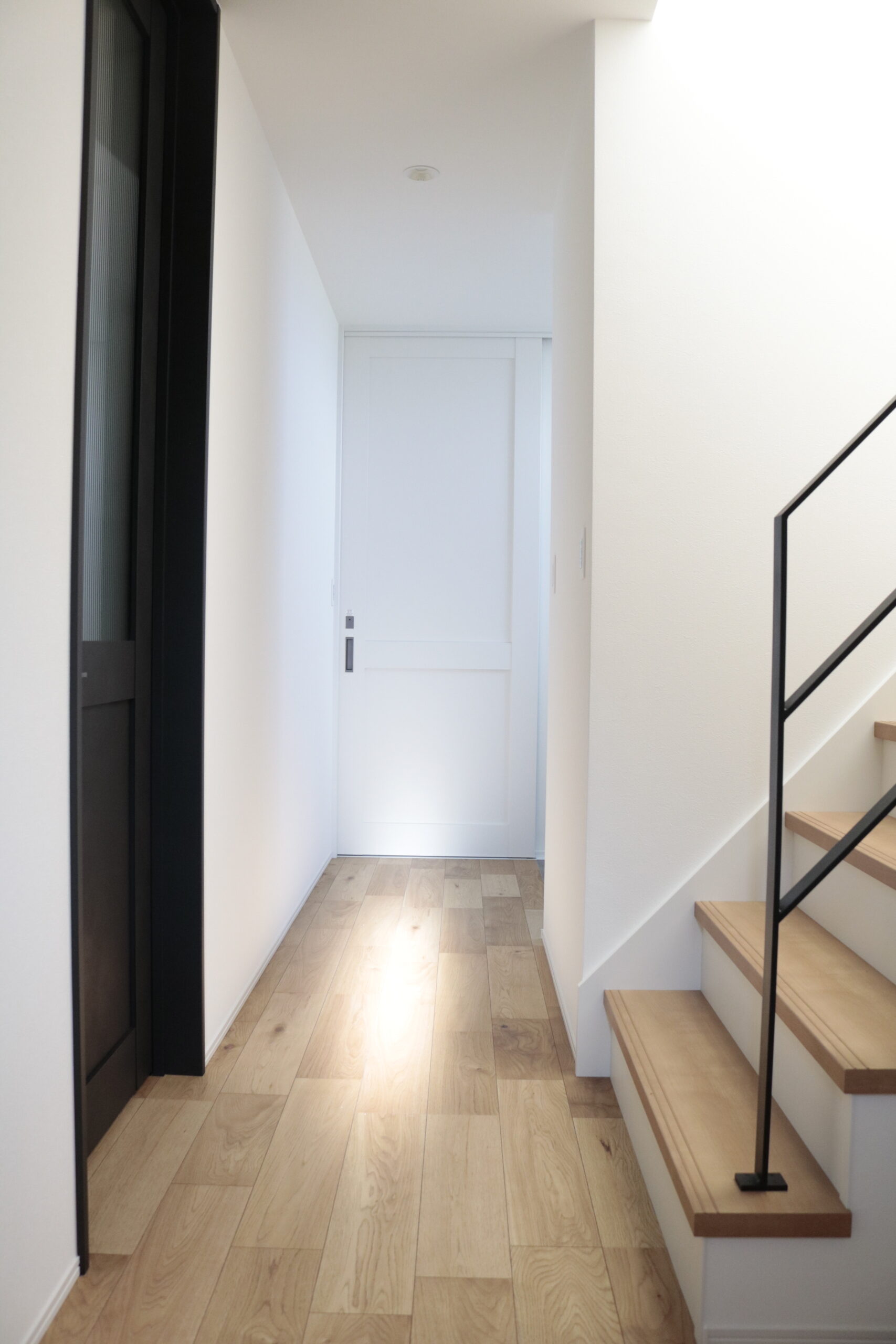 グレーの統一感が美しく、“プライバシーと心地よさ”を両立した住まい