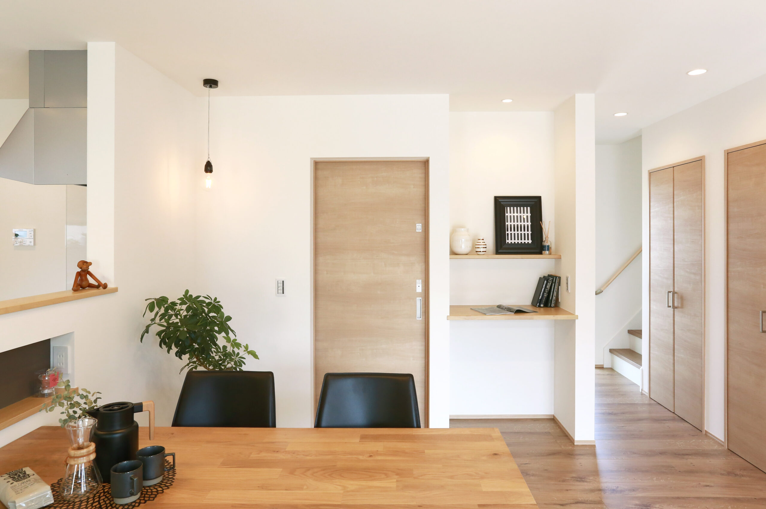 四角い箱に包まれた、ベージュのやさしい住まい