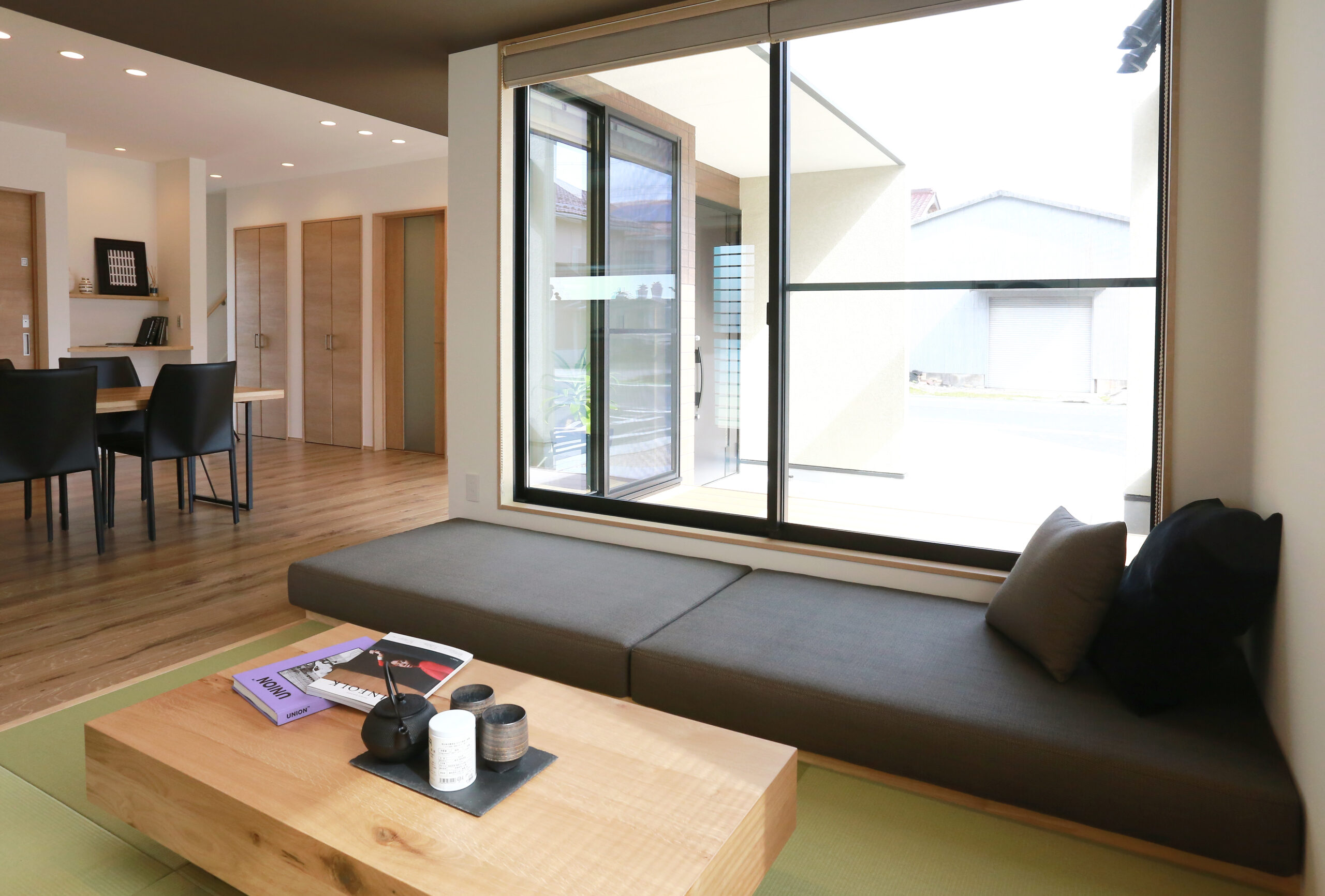 四角い箱に包まれた、ベージュのやさしい住まい