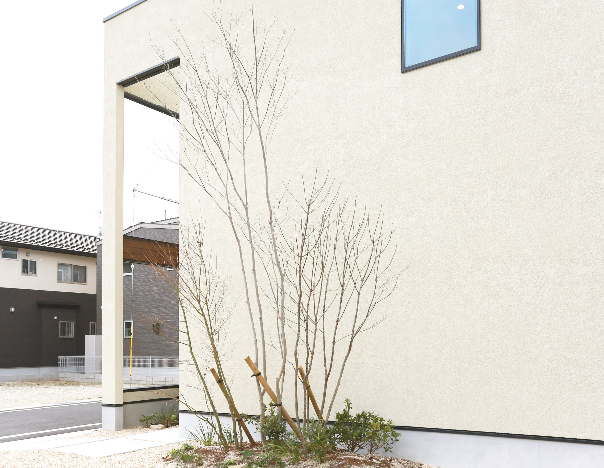 四角い箱に包まれた、ベージュのやさしい住まい